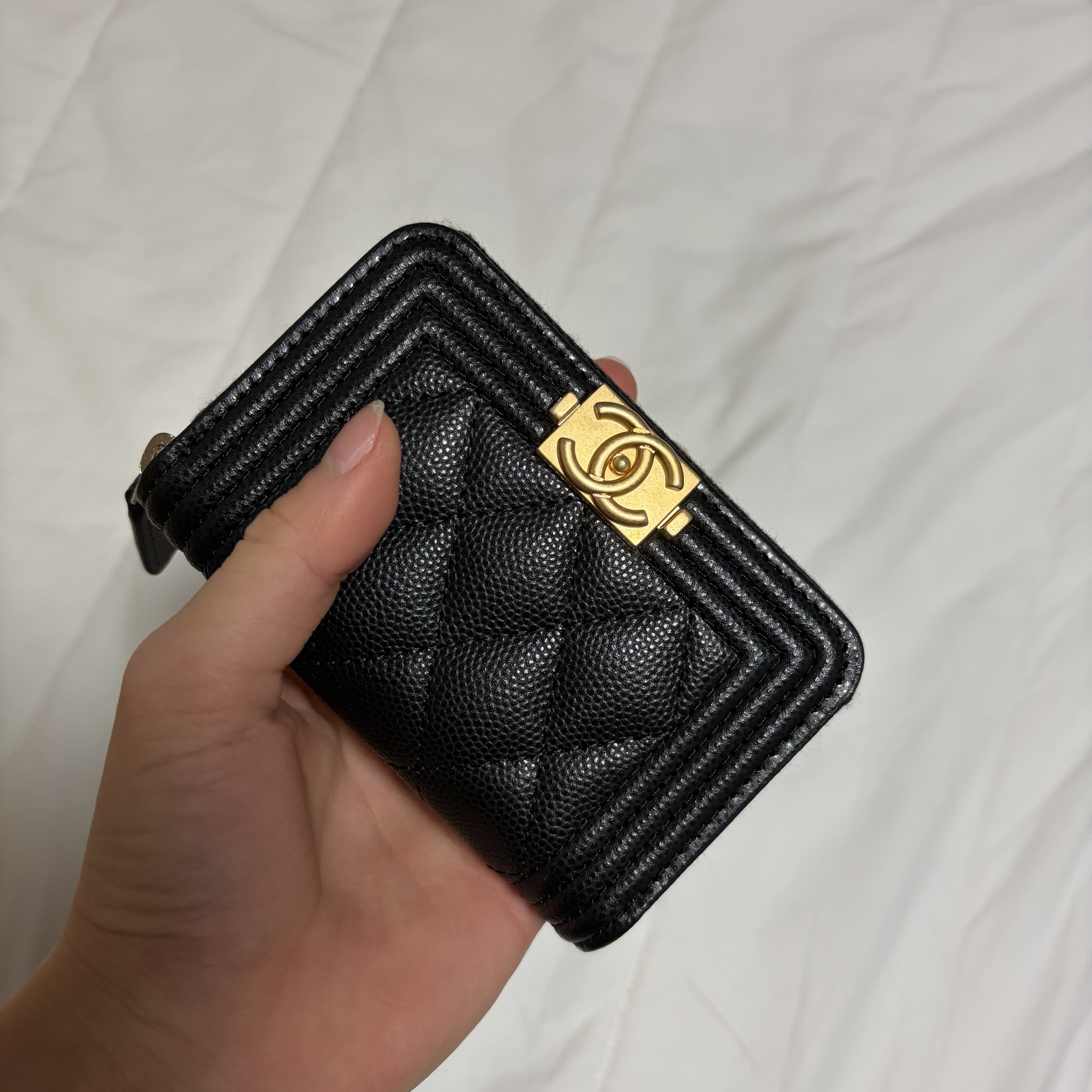 Chanel Boy Chanel Zipped Coin Purse Grained Calfskin & Gold Black 착용 스타일