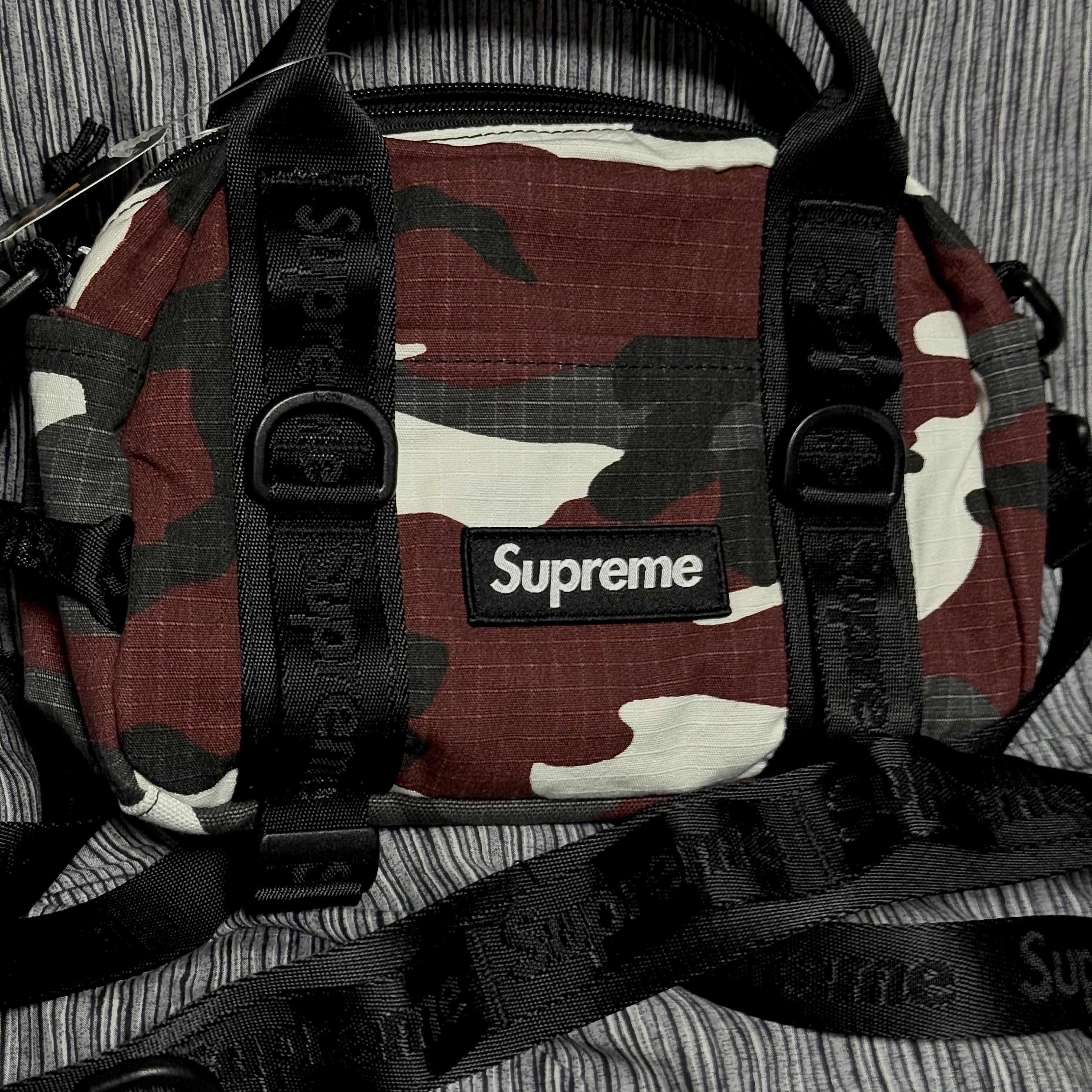 Supreme Mini Duffle Bag Red Camo - 26SS, Ray-Ban DADDY-O II Polished Black Frame Green Classic G-15 Lenses 착용 스타일 - 3