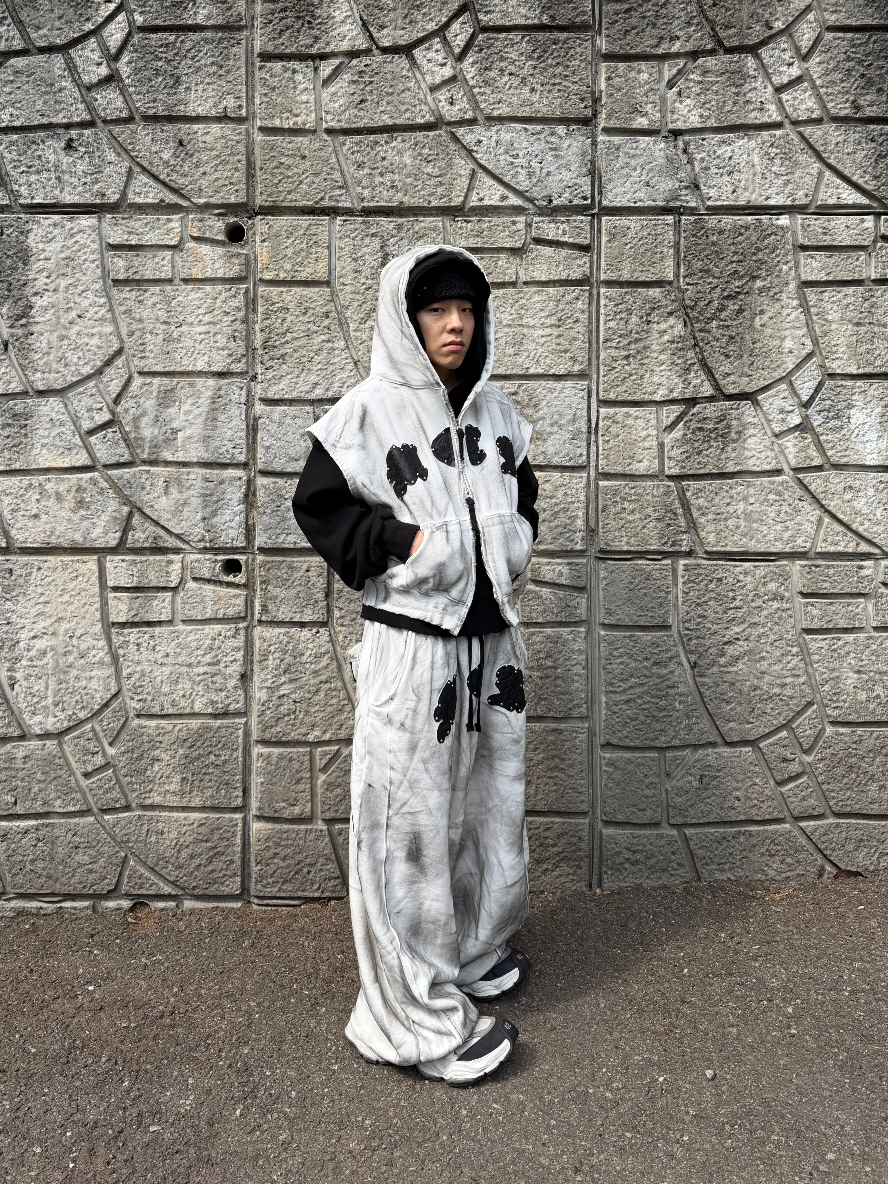 Balenciaga Cargo Sneakers White Grey 착용 스타일 - 6