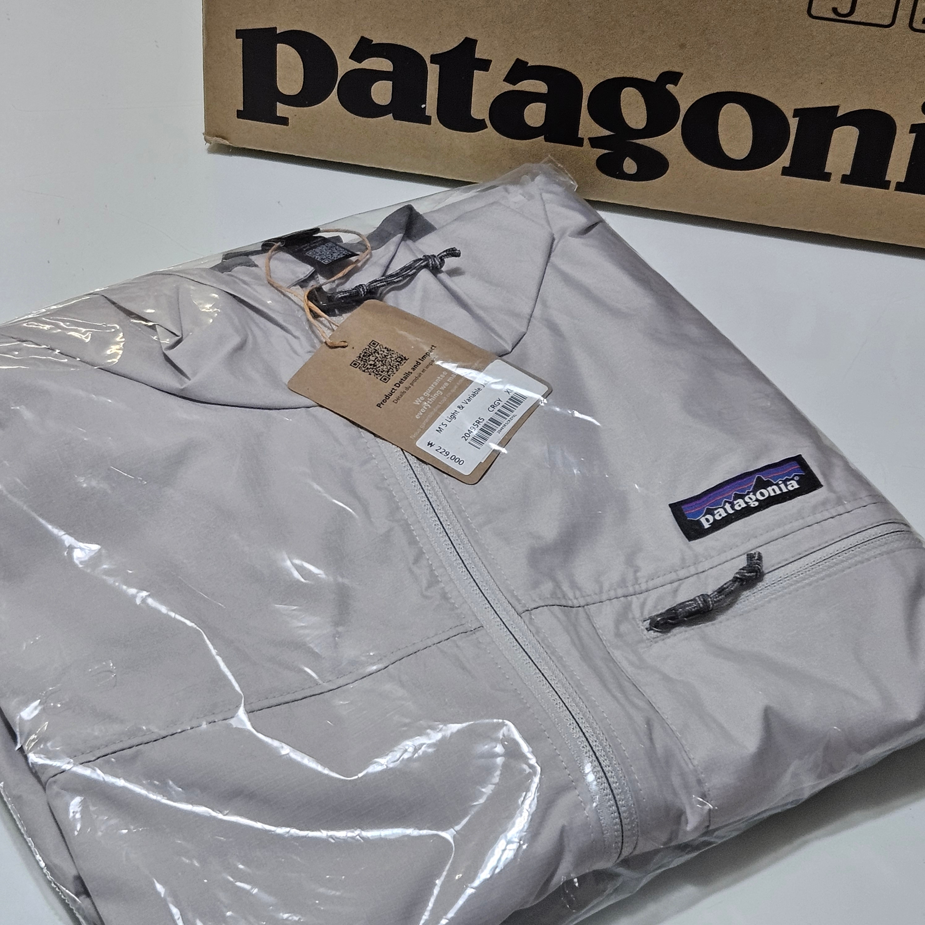 Patagonia Light Variable Jacket Crisp Grey 착용 스타일