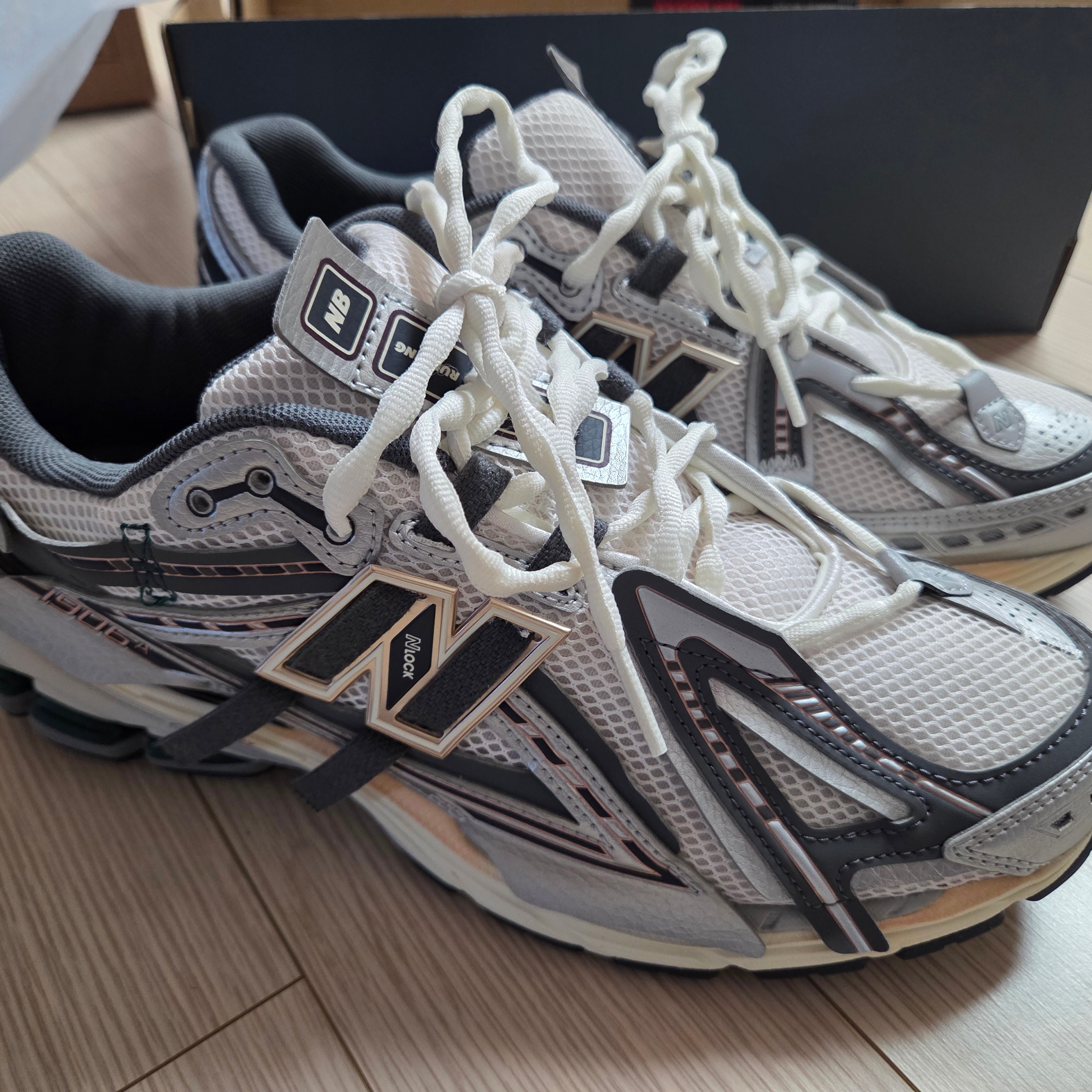 New Balance 1906A Silver Metallic Castlerock 착용 스타일