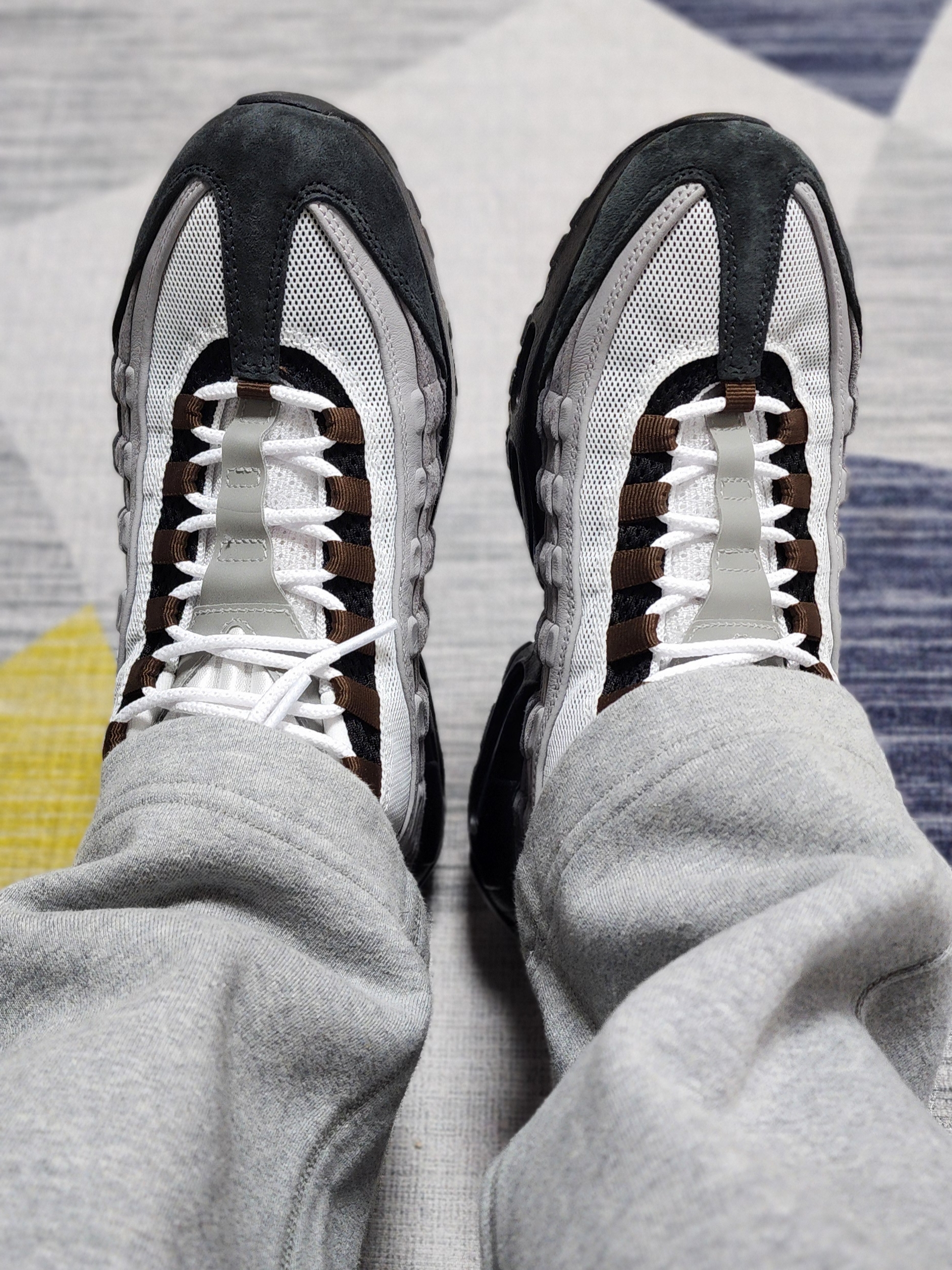 Nike SB Air Max 95 Black and Anthracite 착용 스타일