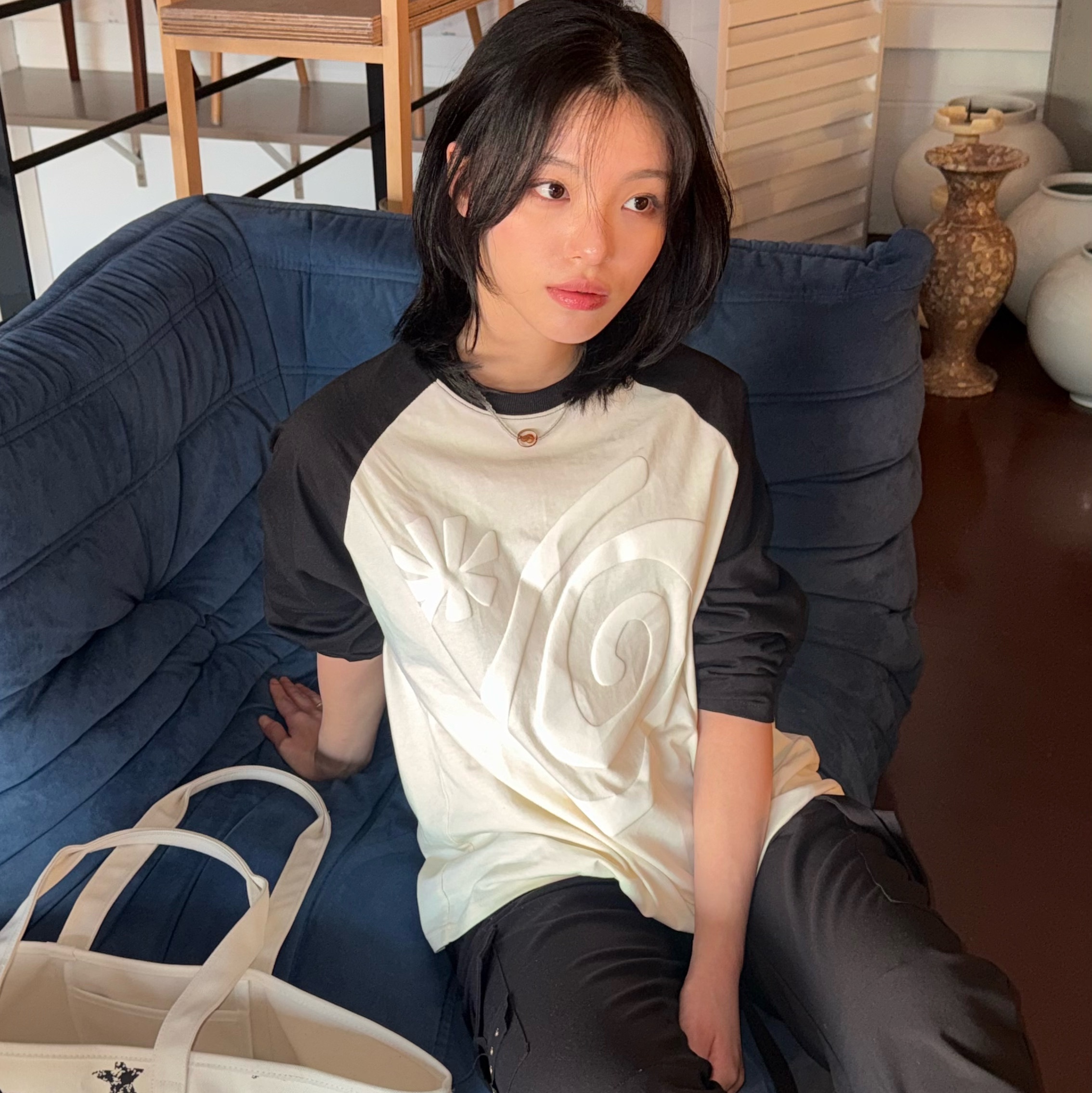 AMOU Dot Star Tote Bag, AMOU Molly Reglan long sleeve Black 착용 스타일 - 5