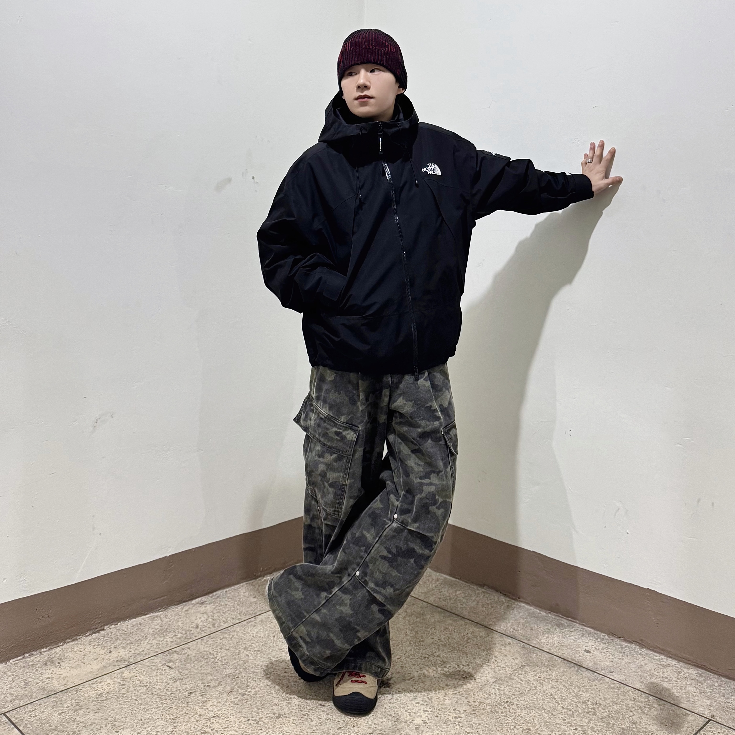 (W) MM6 Maison Margiela Numeric Minimal Signature Ring Polished Silver Palladium, Keen Jasper Suede Sneakers Silver Mink 착용 스타일 - 4
