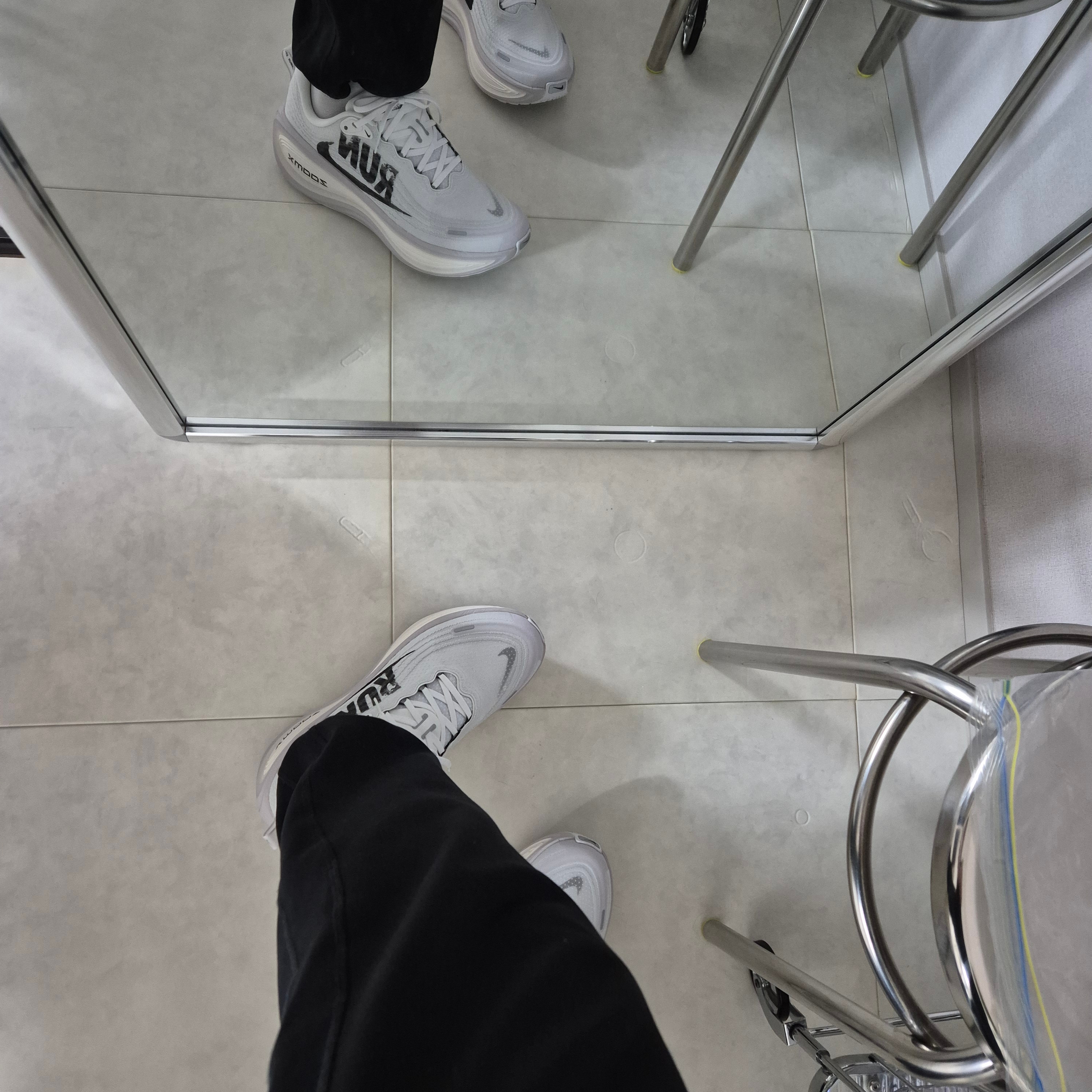 Nike Vomero Plus RUN Summit White Vast Grey 착용 스타일