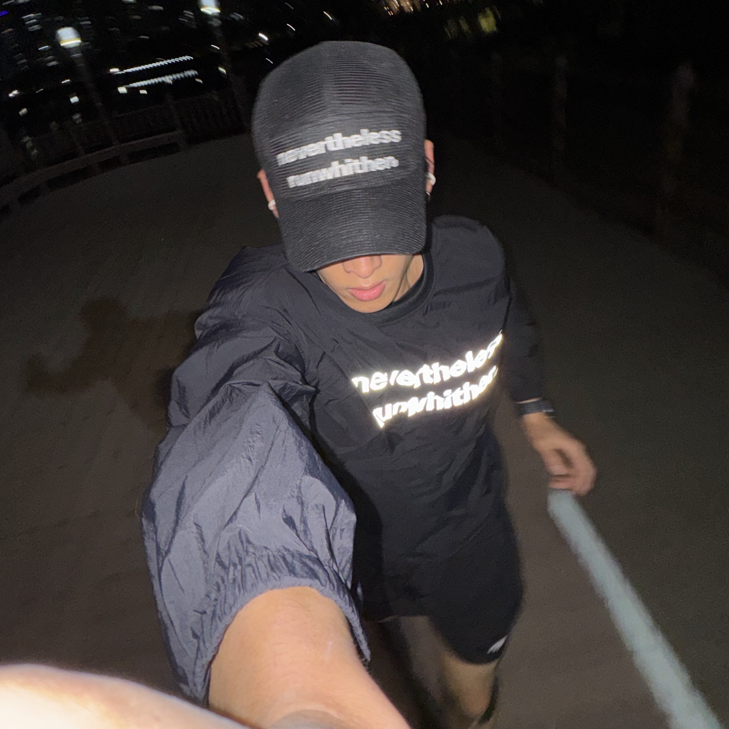 [KREAM 단독] runwhither Mesh Cap Black, [KREAM 단독] runwhither Windbreaker MTM Black 착용 스타일