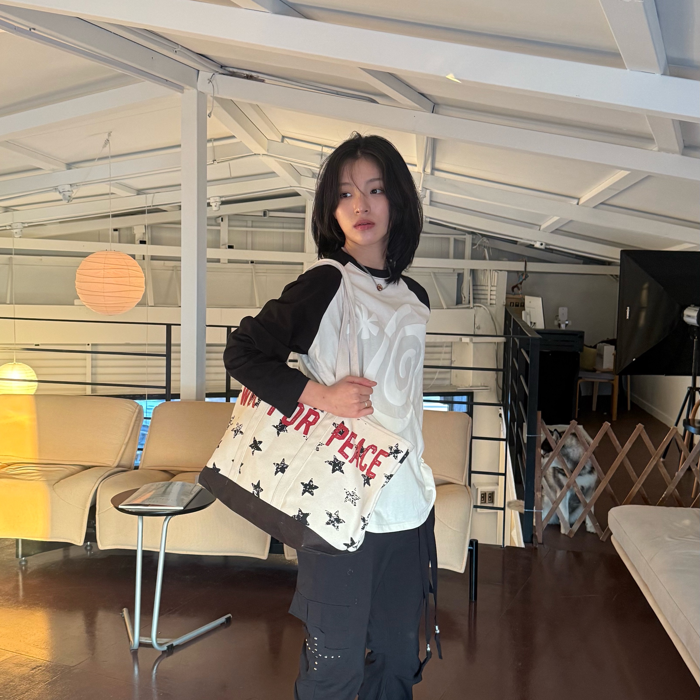 AMOU Dot Star Tote Bag, AMOU Molly Reglan long sleeve Black 착용 스타일 - 1