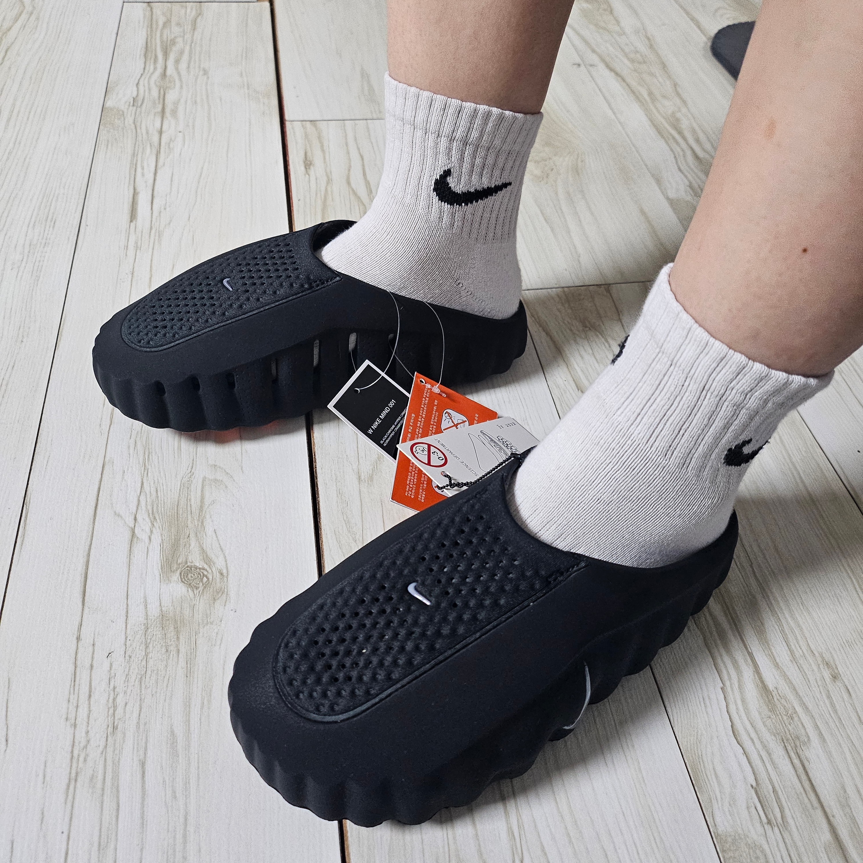 (W) Nike Mind 001 Black Hyper Crimson 착용 스타일 - 1