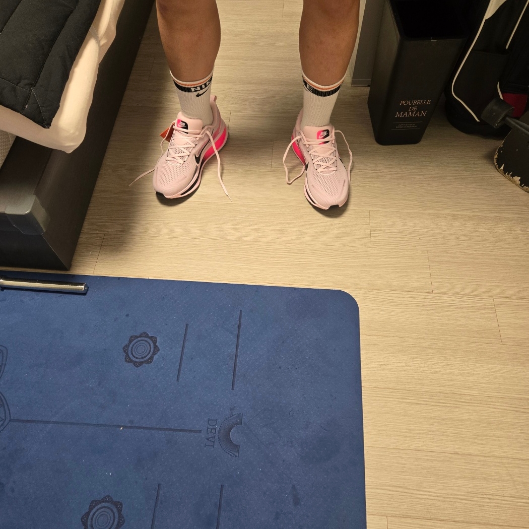 Nike Vomero 18 Pink Foam Hyper Pink 착용 스타일 - 2