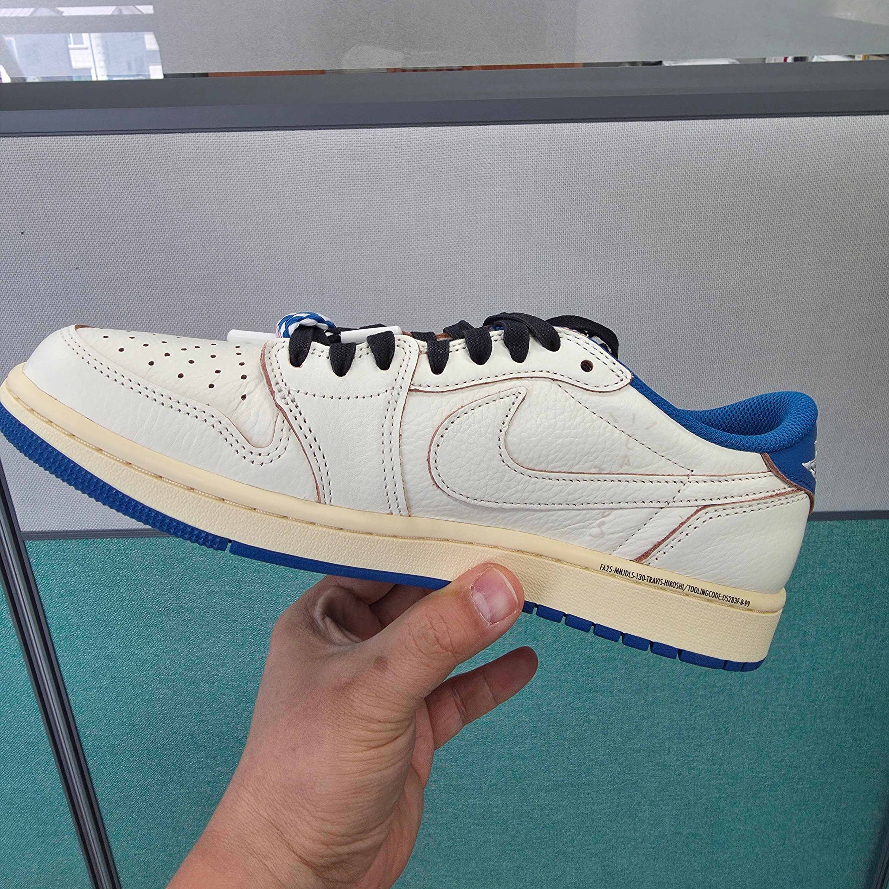 Jordan 1 x Travis Scott x Fragment Retro Low OG SP Sail Military Blue 착용 스타일 - 2