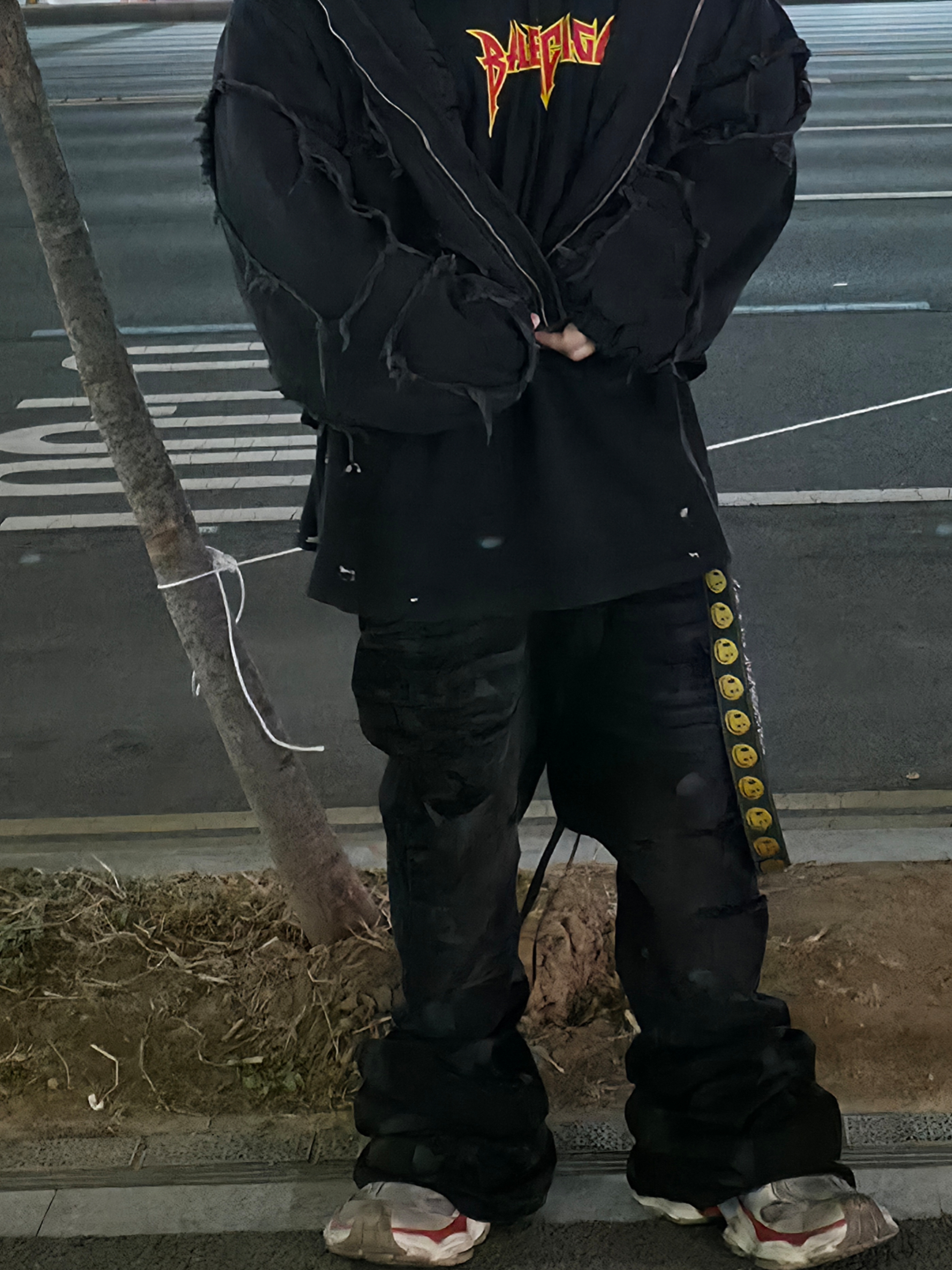 Balenciaga Metal Oversized Fit T-Shirt Black Vintage, TWOSPC. Nimotikon Green 착용 스타일 - 4