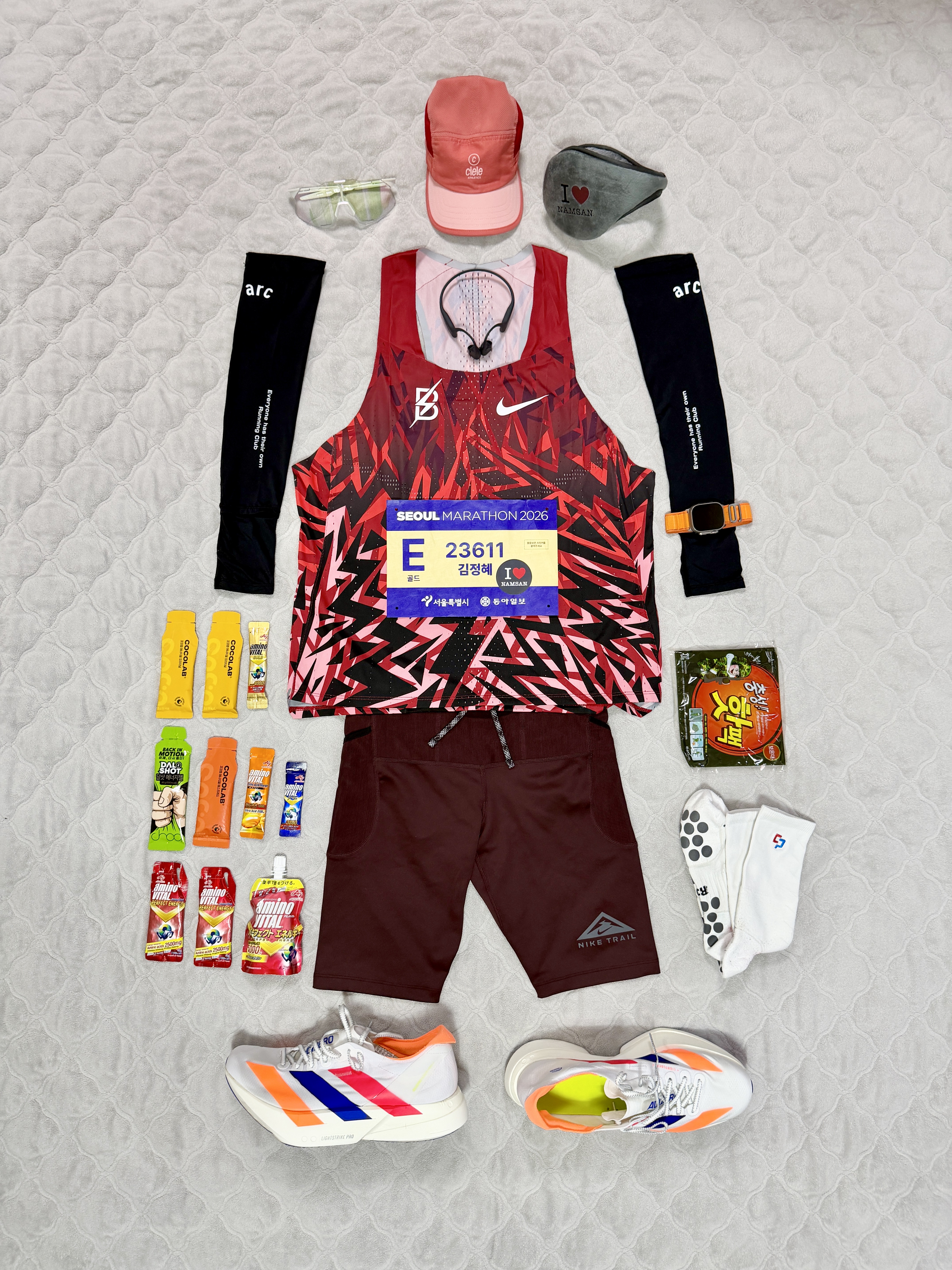 Adidas Seoul Marathon Adizero Adios Pro 4 Cloud White Lucid Red, Nike Trail Dri-Fit Lava Loops Half Running Tights Black White - Asia 착용 스타일