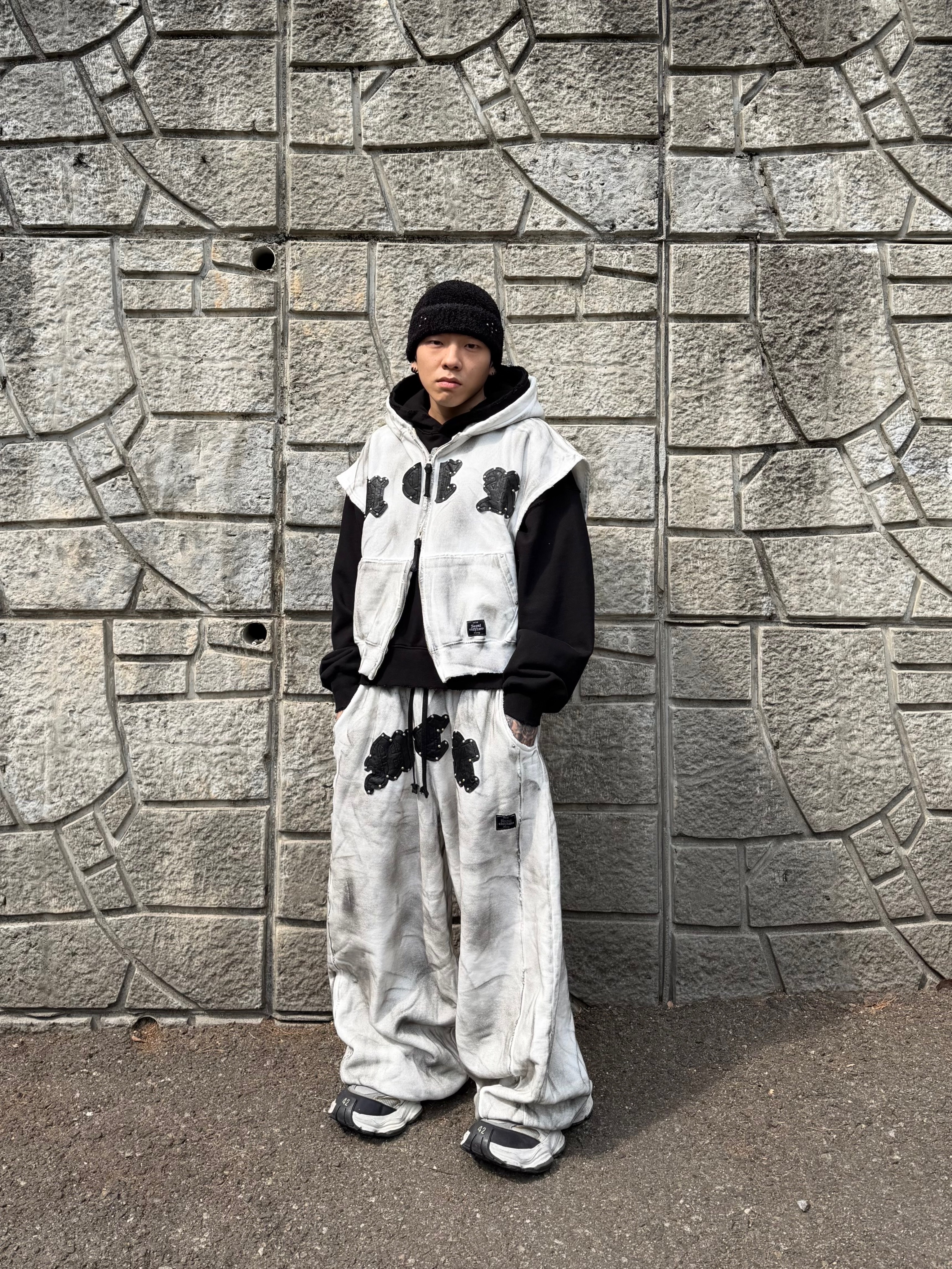 Balenciaga Cargo Sneakers White Grey 착용 스타일 - 3