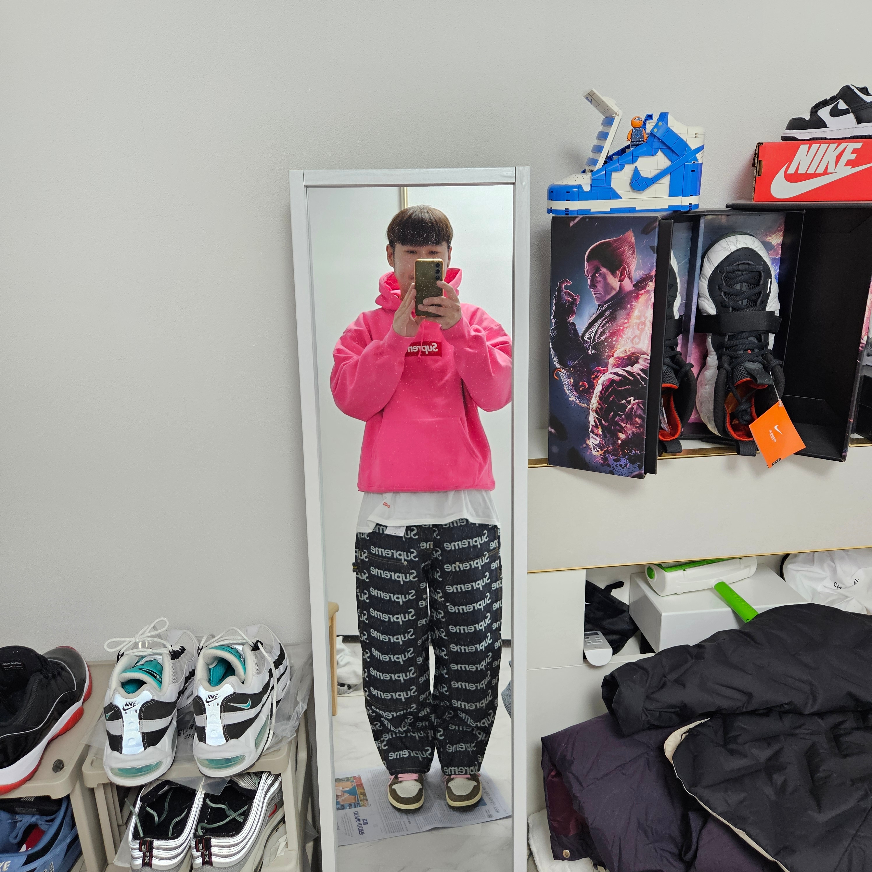 Supreme Jacquard Logos Double Knee Denim Painter Jean Rigid Indigo - 25FW, Supreme Box Logo Hooded Sweatshirt Magenta - 25FW 착용 스타일 - 1