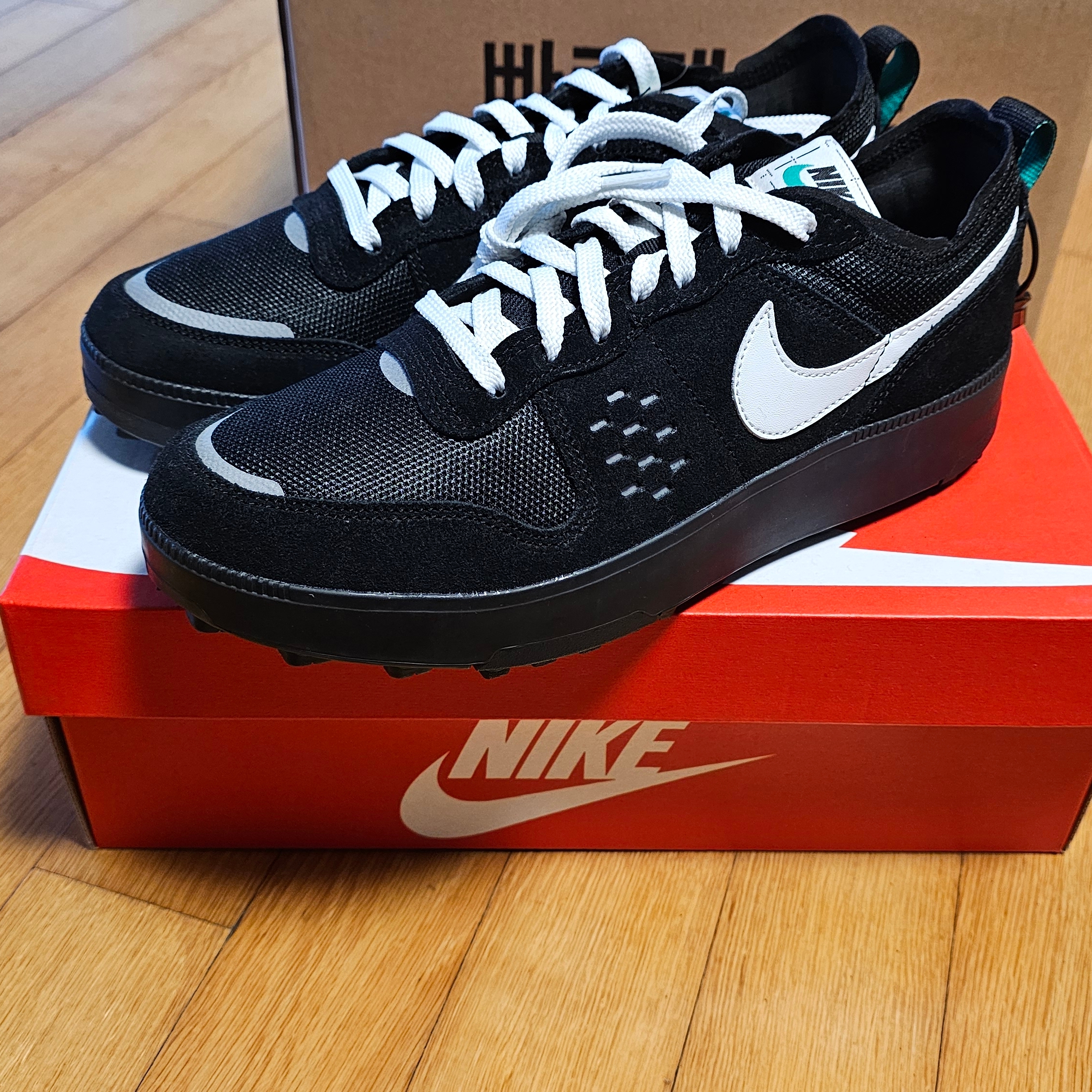 Nike C1TY Black Stadium Green 착용 스타일