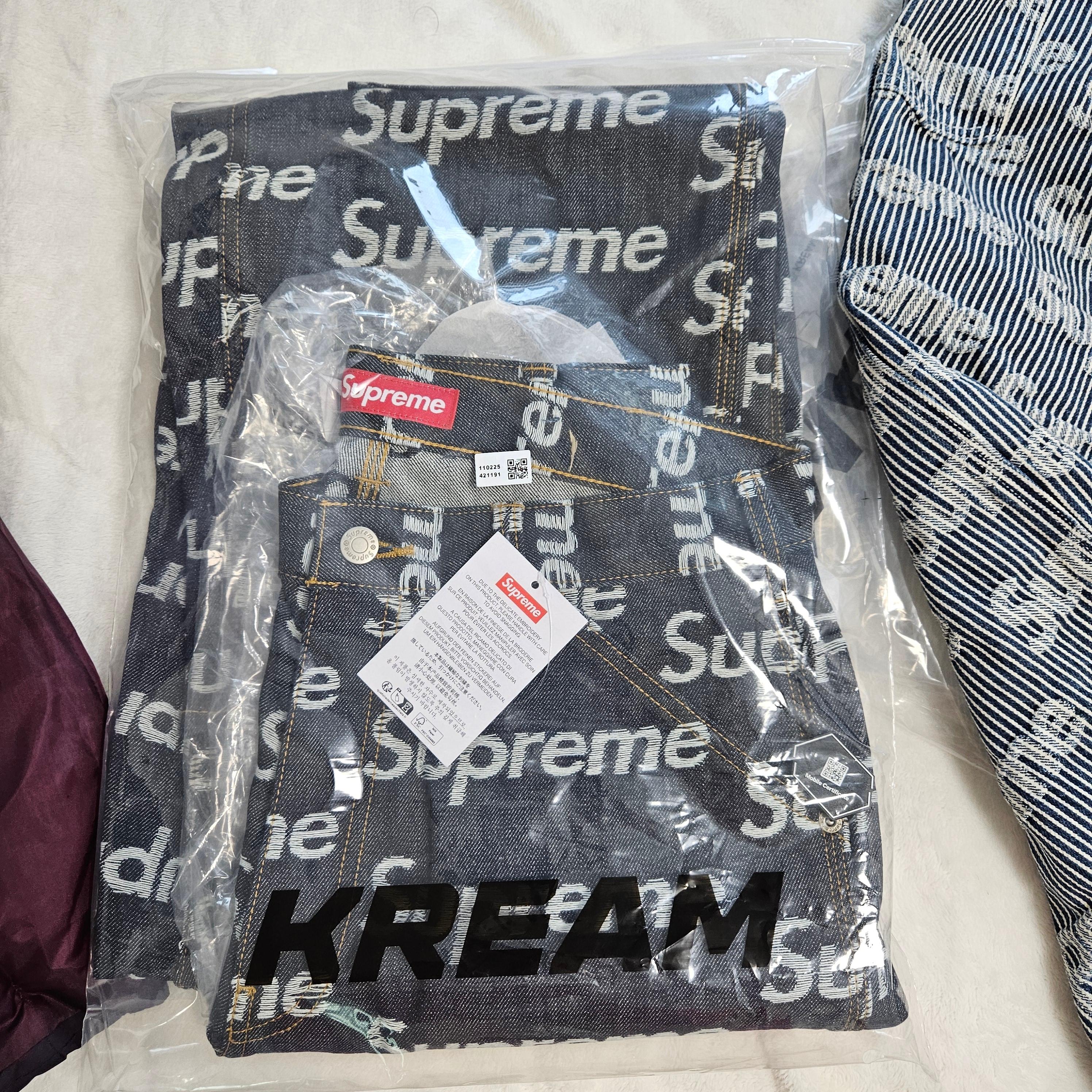 Supreme Jacquard Logos Double Knee Denim Painter Jean Rigid Indigo - 25FW, Supreme Box Logo Hooded Sweatshirt Magenta - 25FW 착용 스타일 - 3