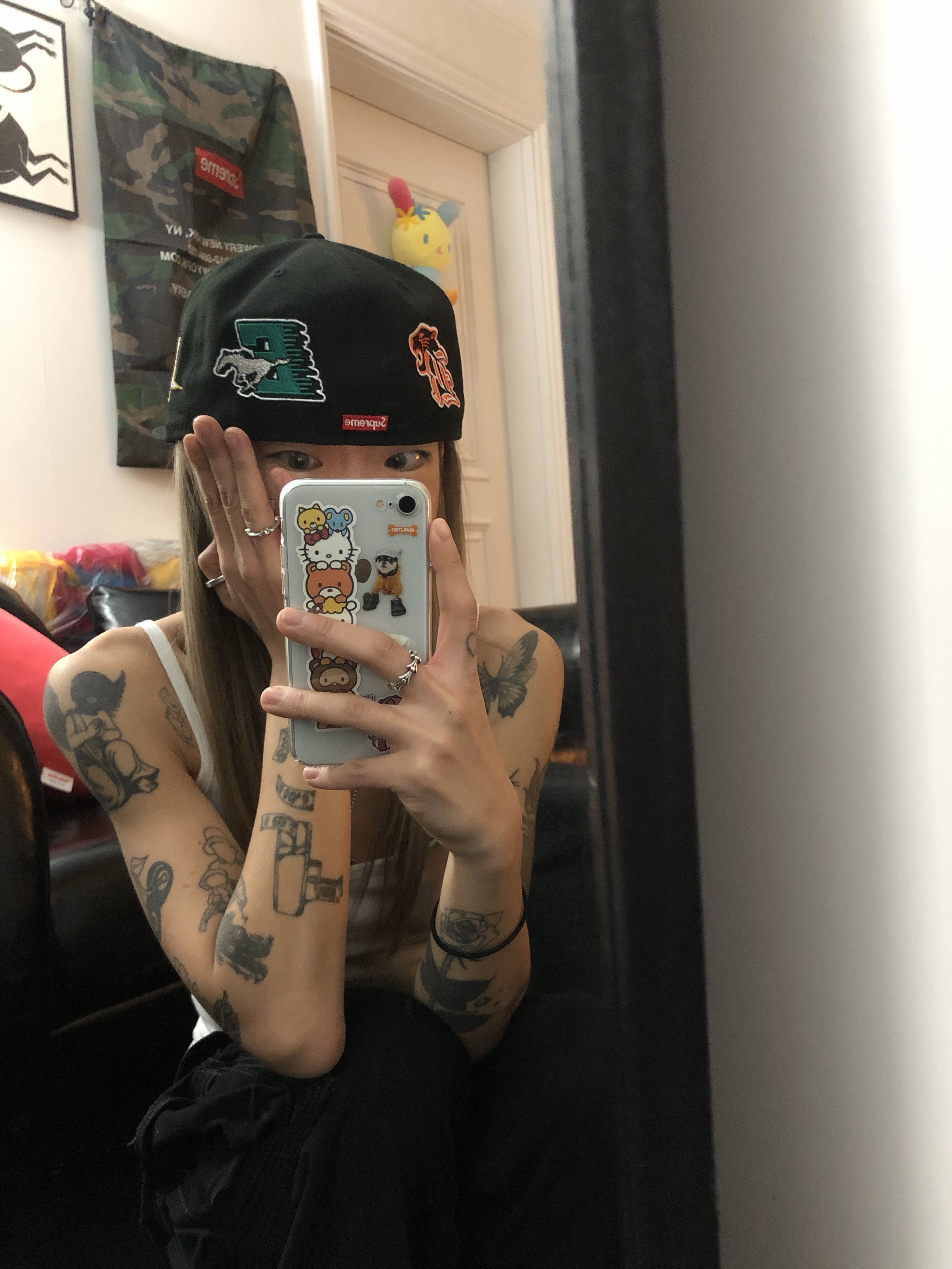 Supreme Mascots S Logo New Era Navy - 26SS, Supreme Mascots S Logo New Era Black - 26SS 착용 스타일 - 1