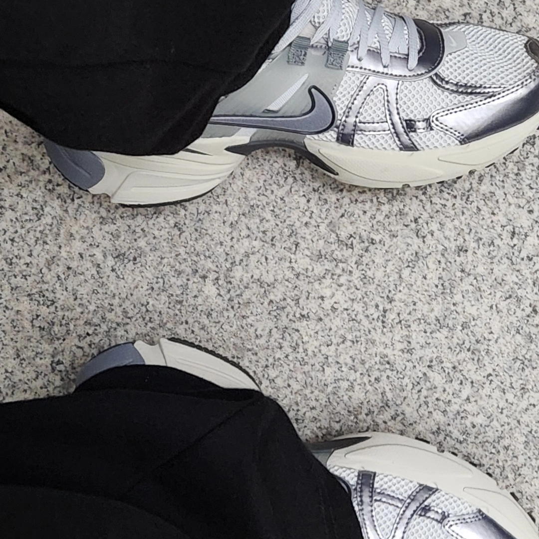 Nike V2K Run Pure Platinum Wolf Grey 착용 스타일 - 1