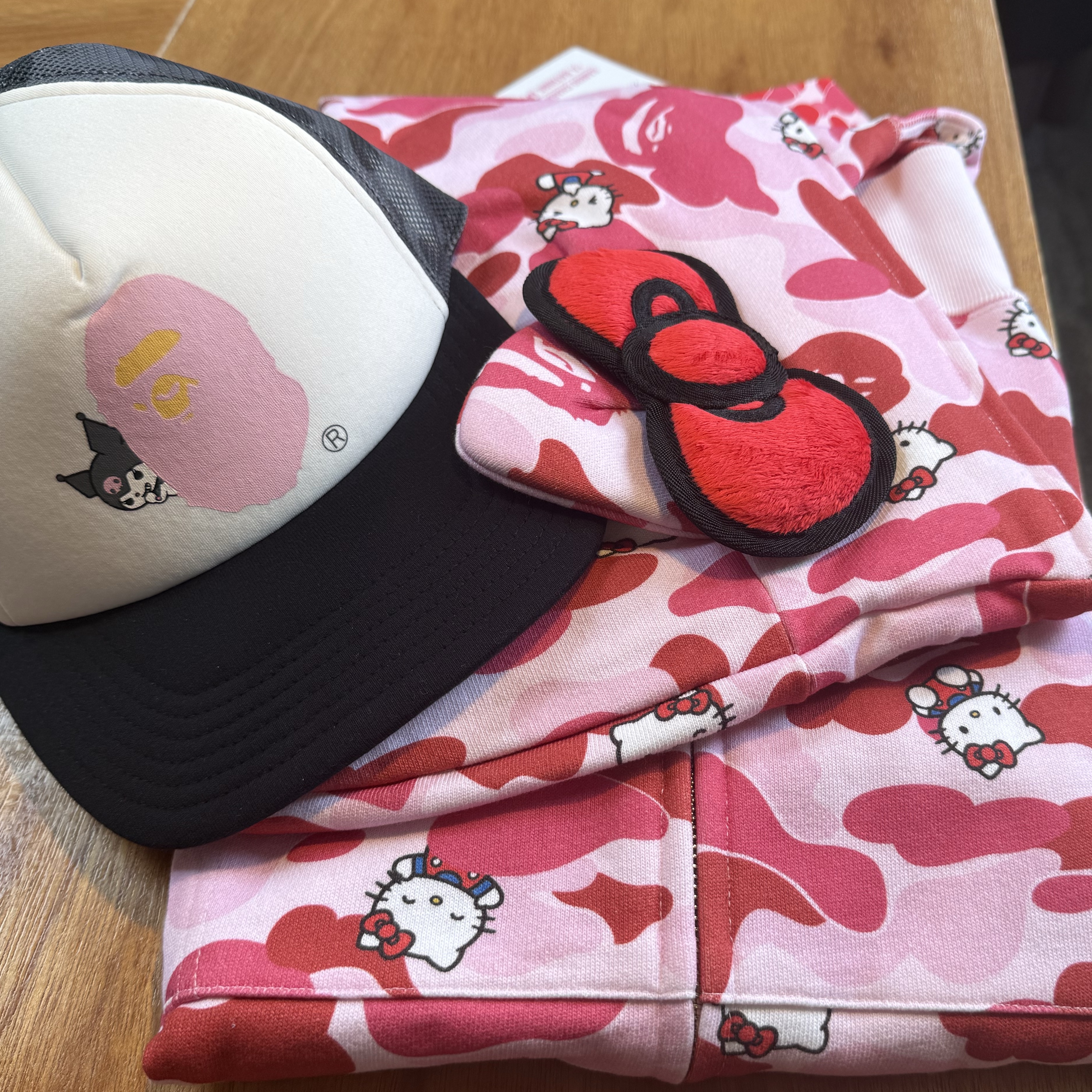 (W) BAPE x Sanrio Characters Hello Kitty Camo Full Zip Hoodie Pink, (W) BAPE x Sanrio Characters ABC Camo Mesh Cap Black 착용 스타일