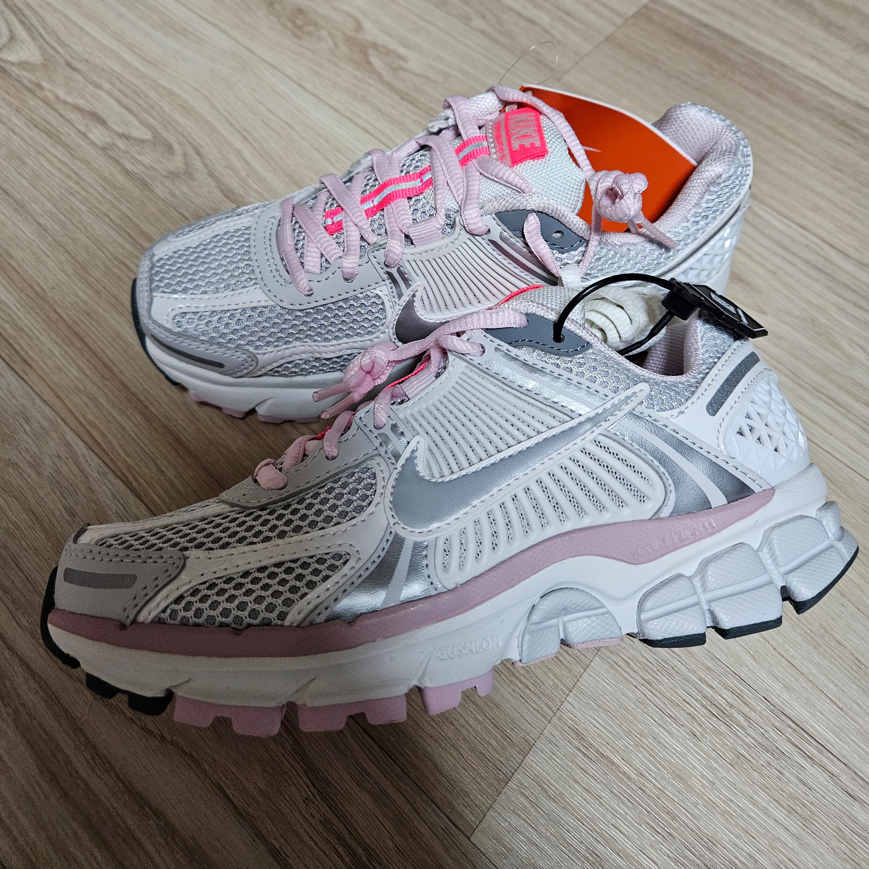 (W) Nike Zoom Vomero 5 Photon Dust Metallic Silver 착용 스타일