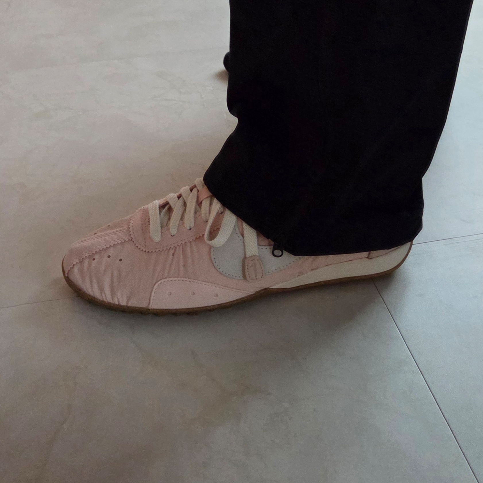 Nike x Jacquemus Moon Shoe SP Aluminum Pink Sail 착용 스타일