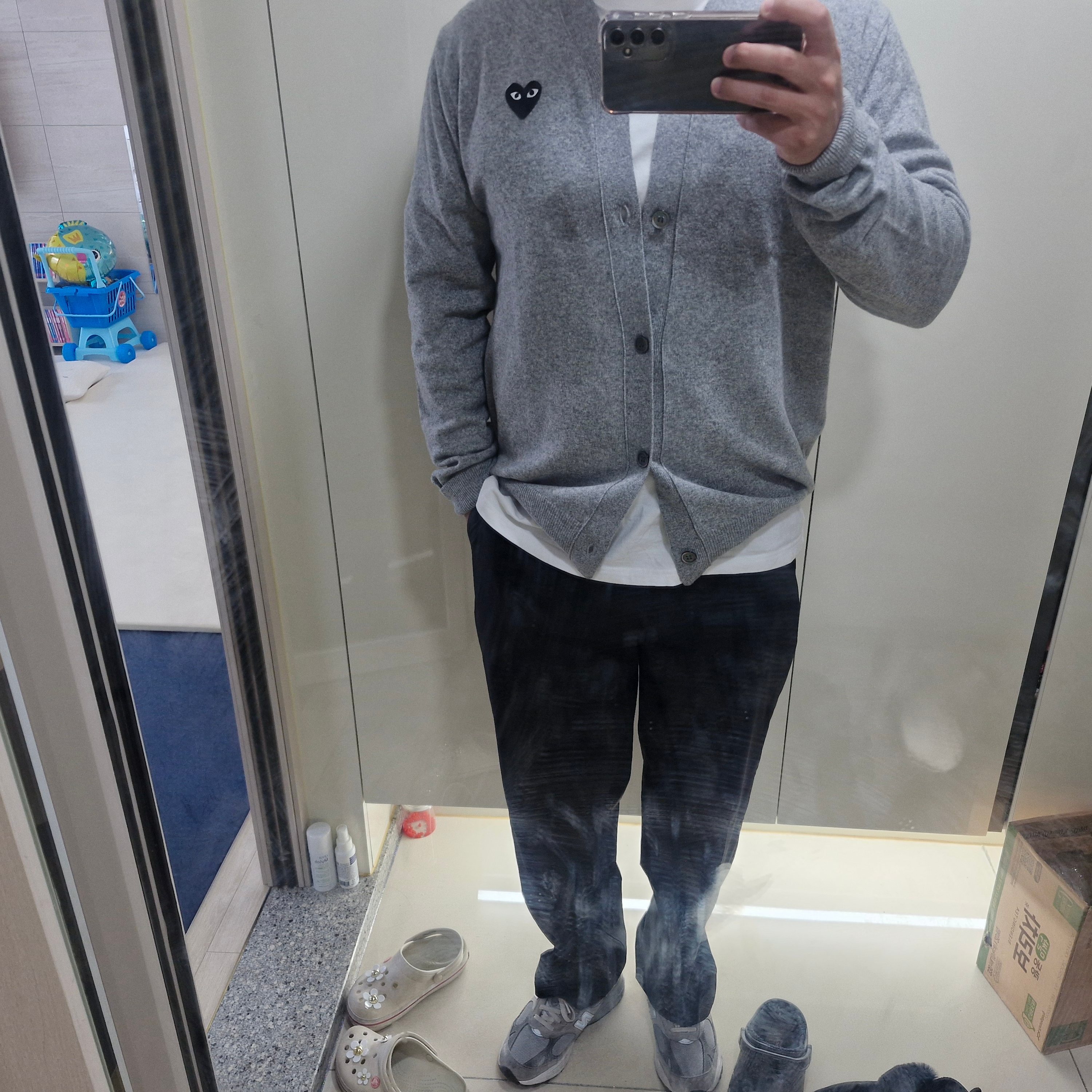 Play Comme des Garcons Black Heart Knit Cardigan Grey 착용 스타일