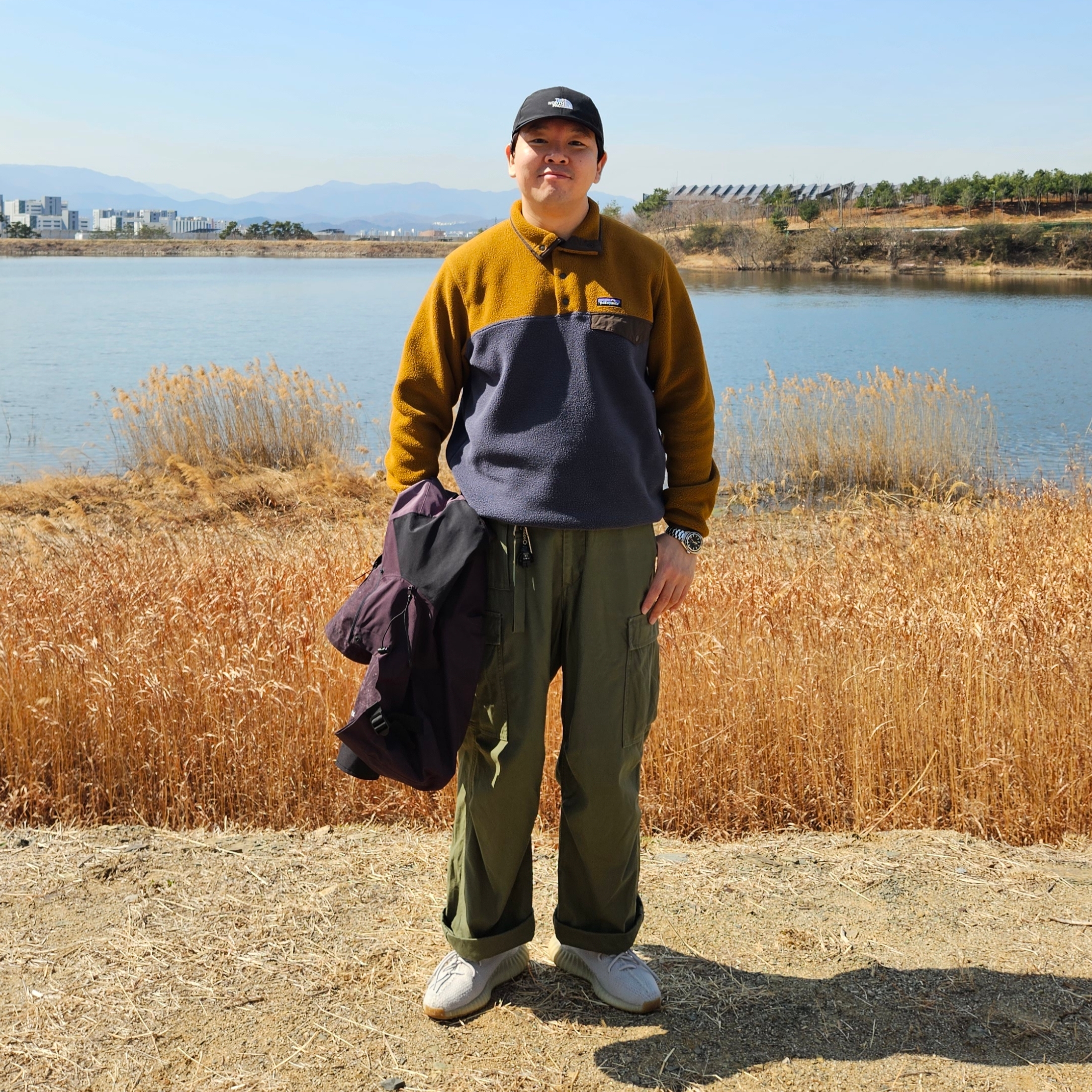 The North Face GTX Ball Cap Black, Samsung Galaxy Buds3 Pro Silver 착용 스타일 - 2