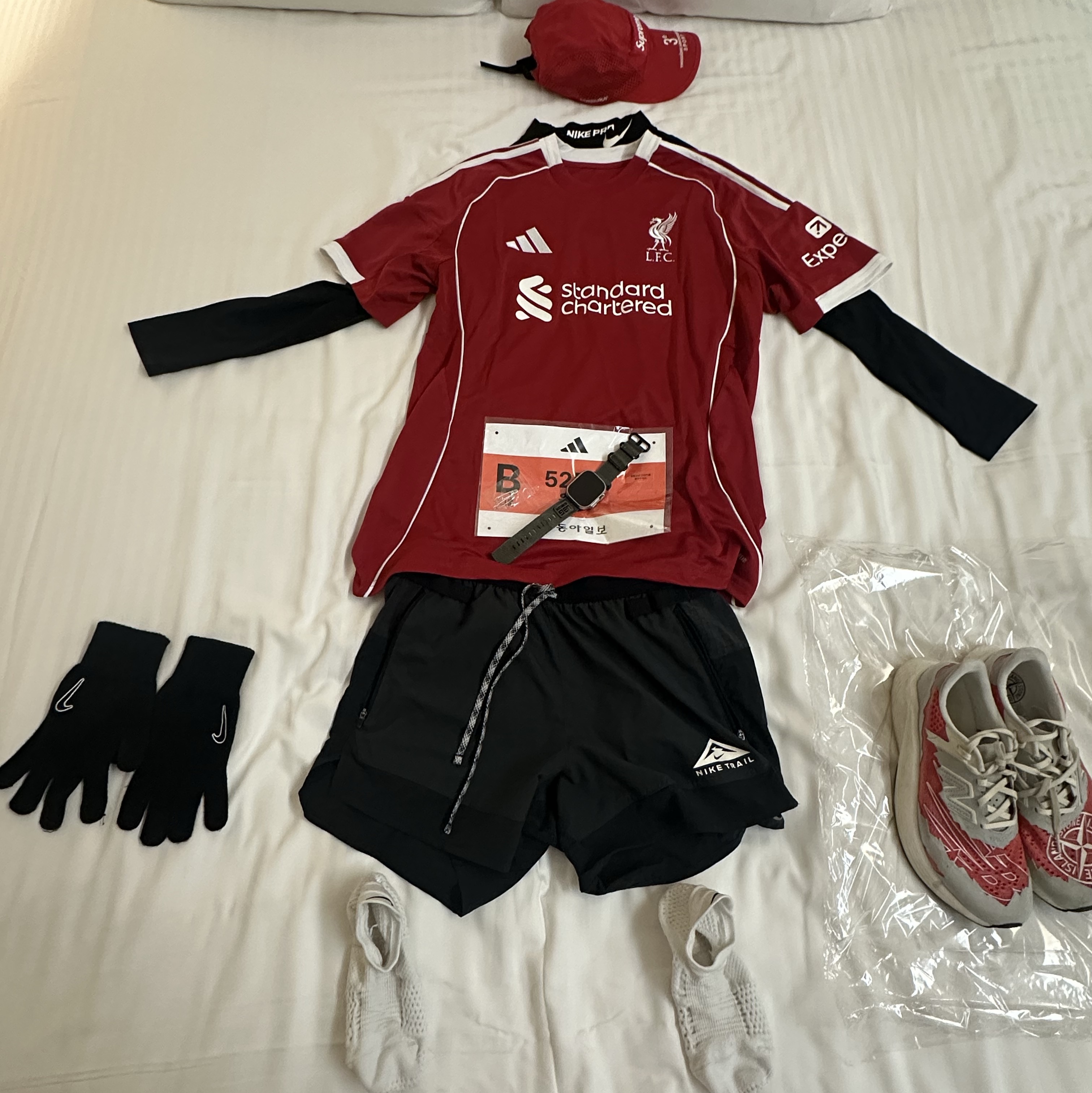 Adidas Liverpool FC 2025/26 Home Jersey Strawberry Red - KR Sizing (Non Marking Ver.), Supreme Mesh Side Panel Camp Cap Red - 24SS 착용 스타일