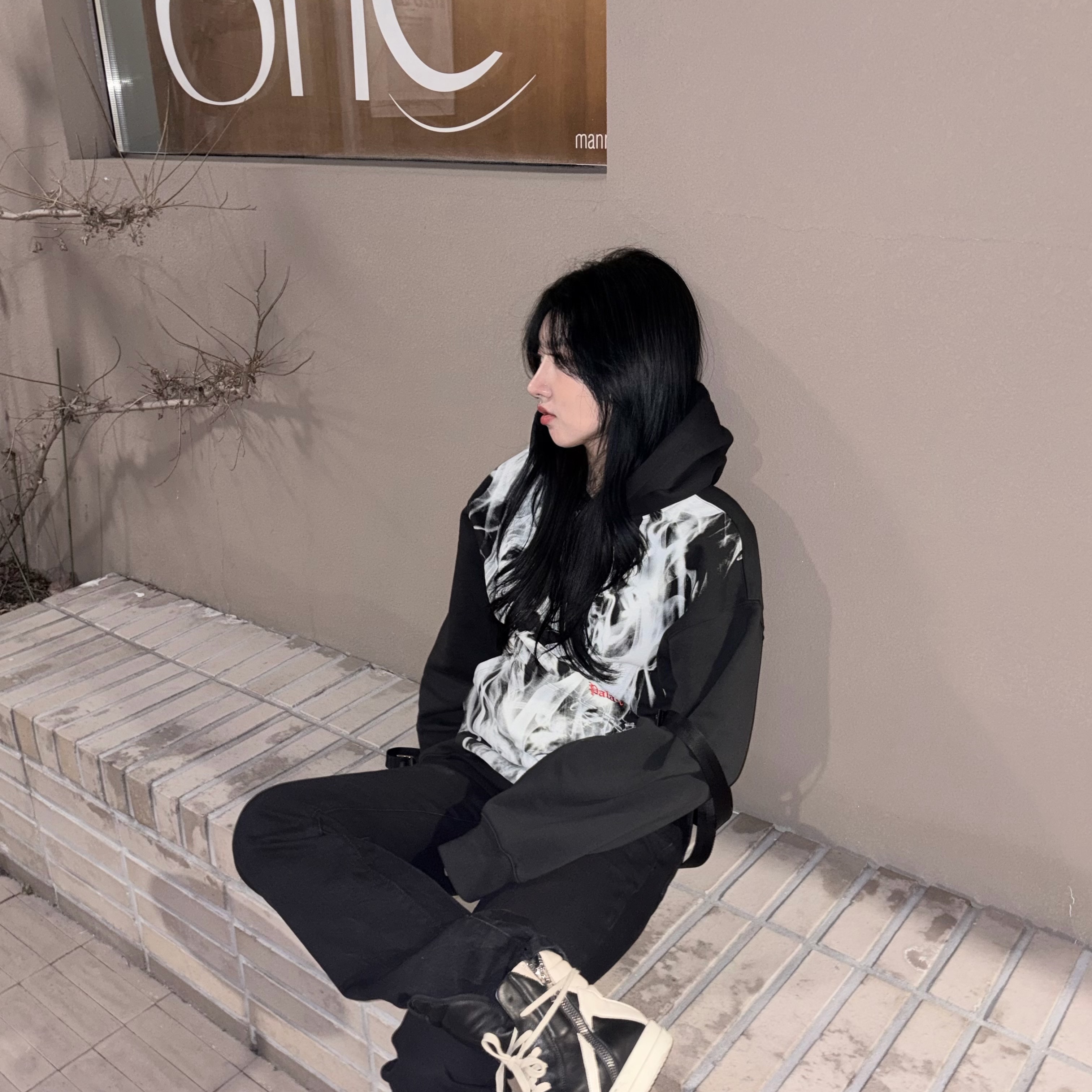 Palace Smoked Hood Black - 26SS 착용 스타일