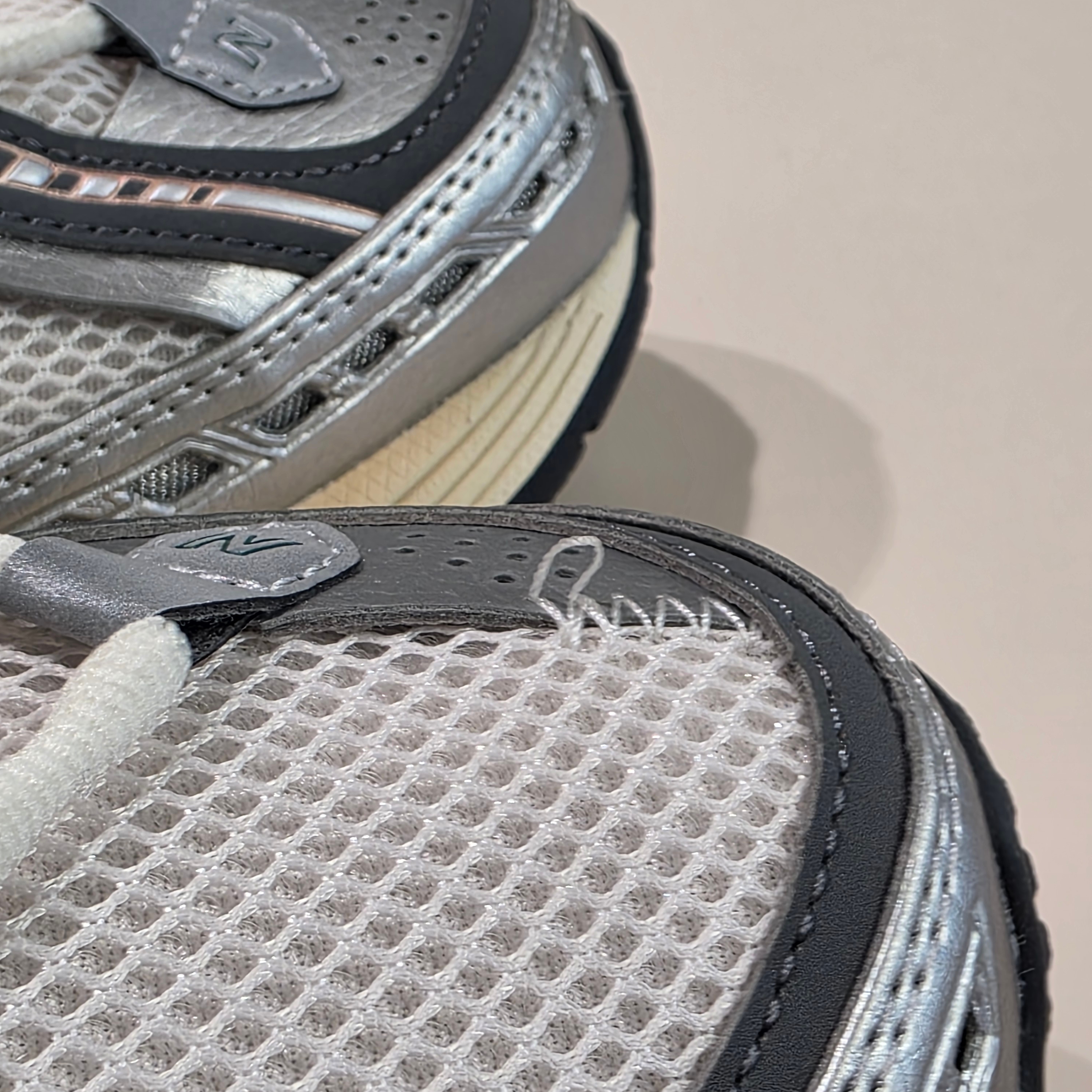 New Balance 1906A Silver Metallic Castlerock 착용 스타일 - 4
