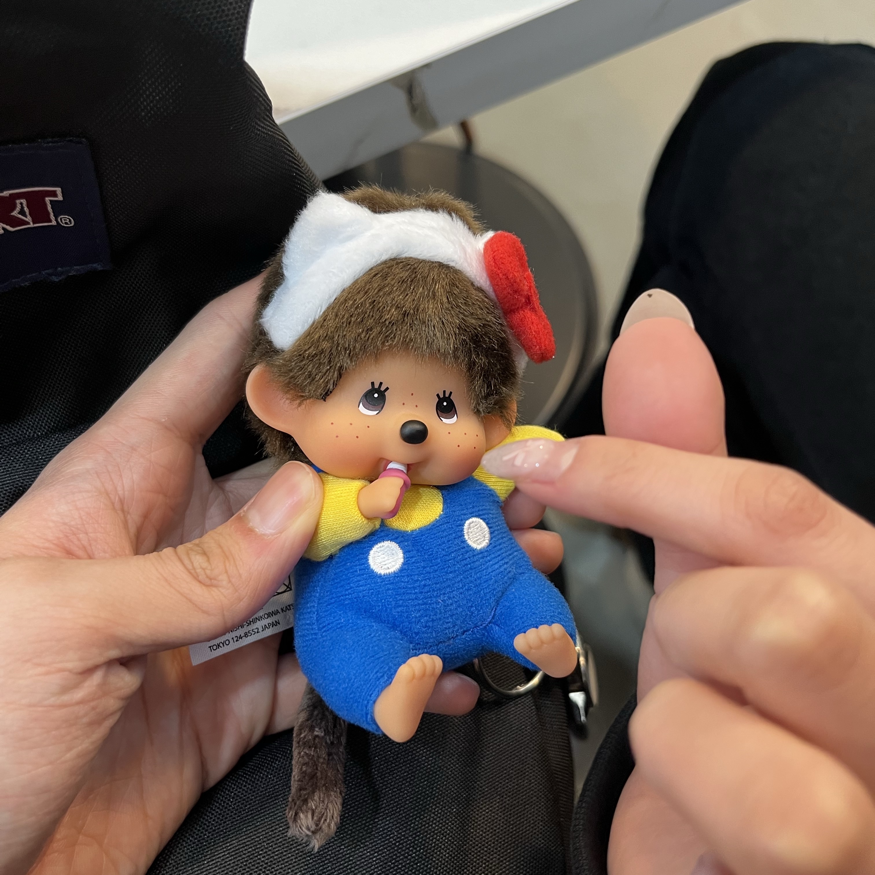 Sanrio Hello Kitty x Monchhichi 50th Anniversary Monchhichi Holder 착용 스타일