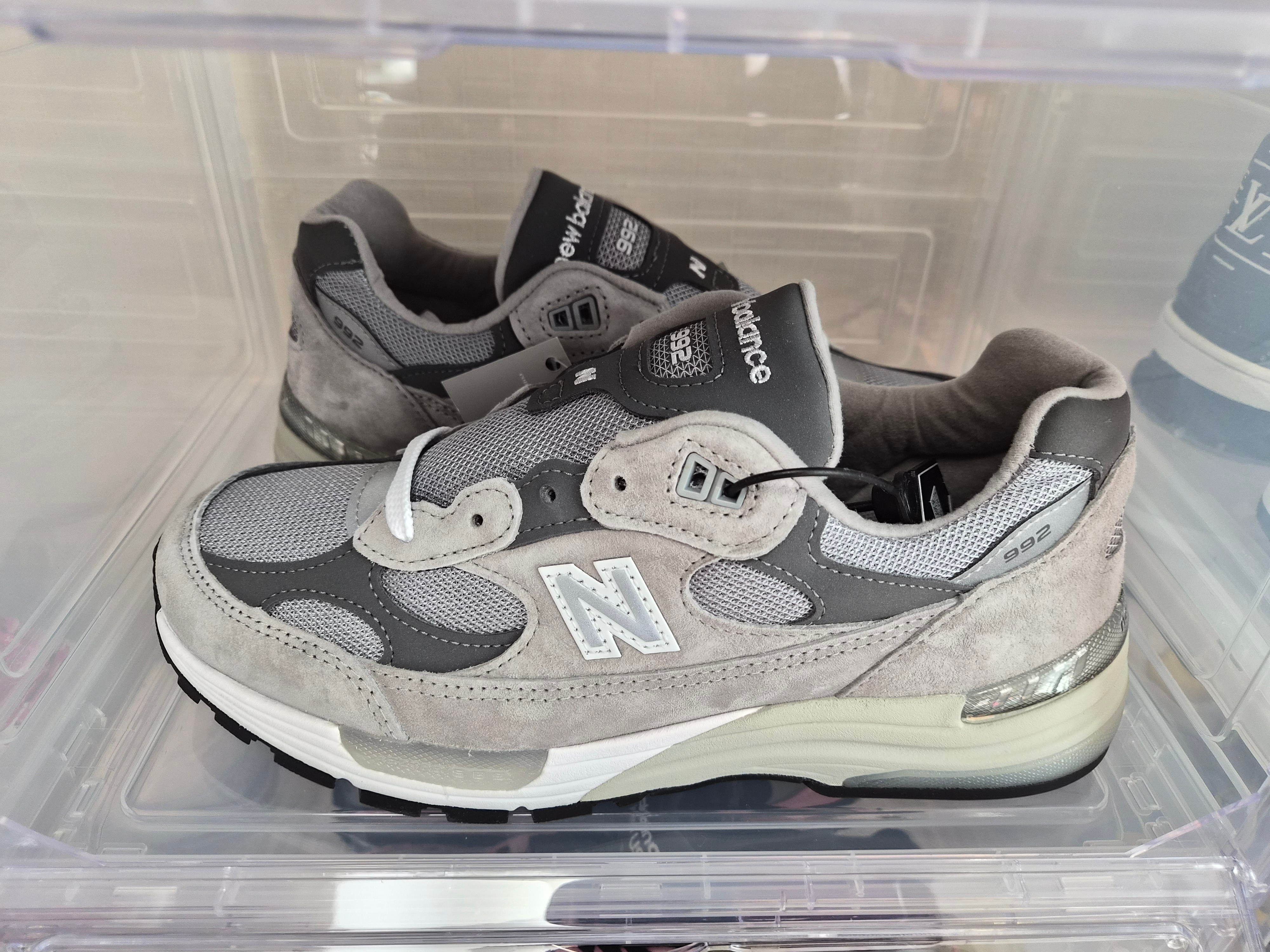 New Balance 992 Made in USA Core Grey Silver Metallic 착용 스타일