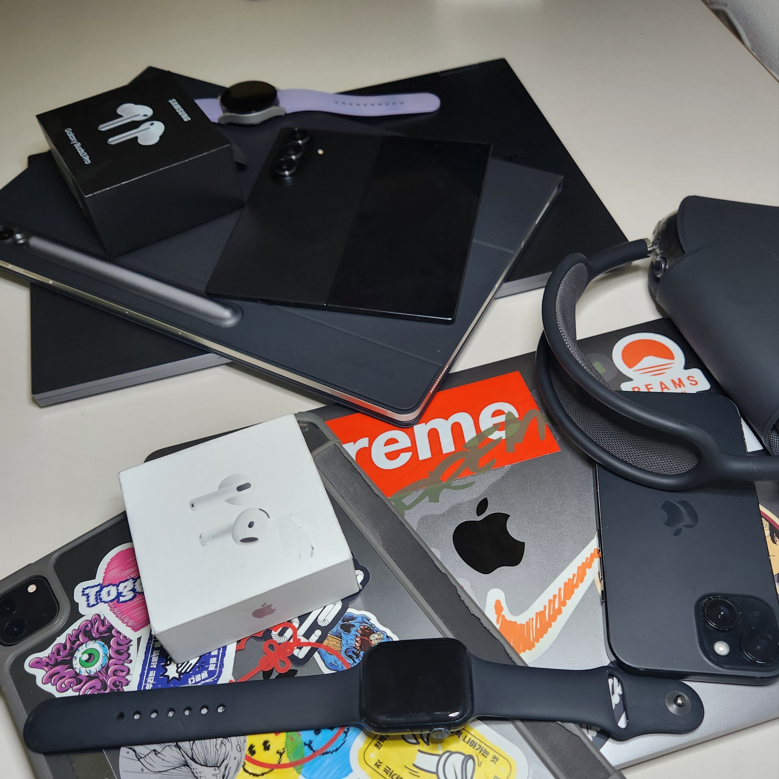 Samsung Galaxy Book3 Pro 35.6cm i5 256GB SSD / 16GB RAM Graphite (Korean Ver.), Samsung Galaxy Z Fold7 512GB Jet Black (Korean Ver.) 착용 스타일 - 1