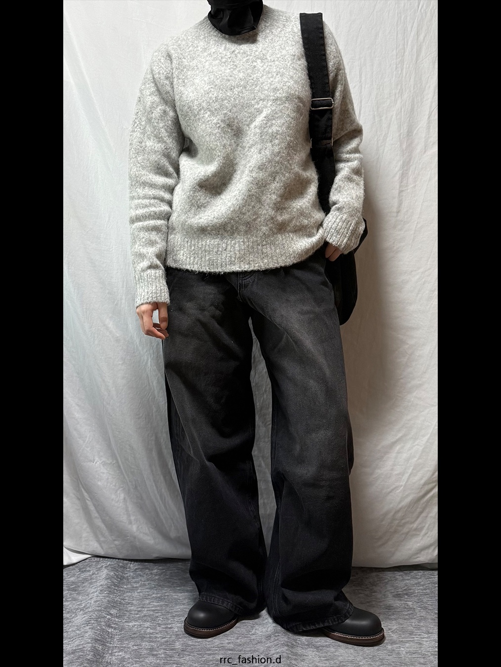 Begin202 Arc Curved Denim Pants Washed Black 착용 스타일 - 1