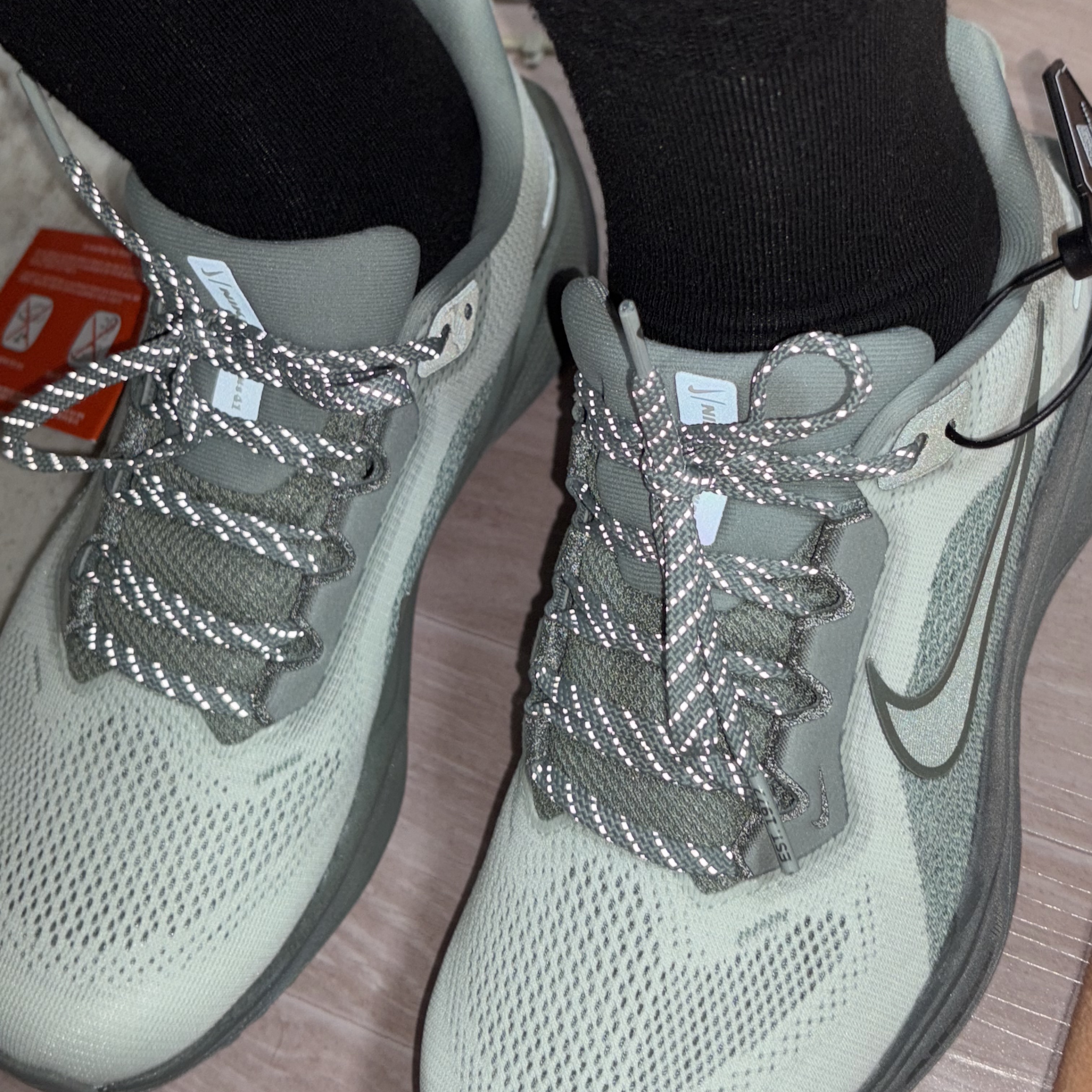 (W) Nike Pegasus 41 Mica Green Barely Green 착용 스타일 - 2