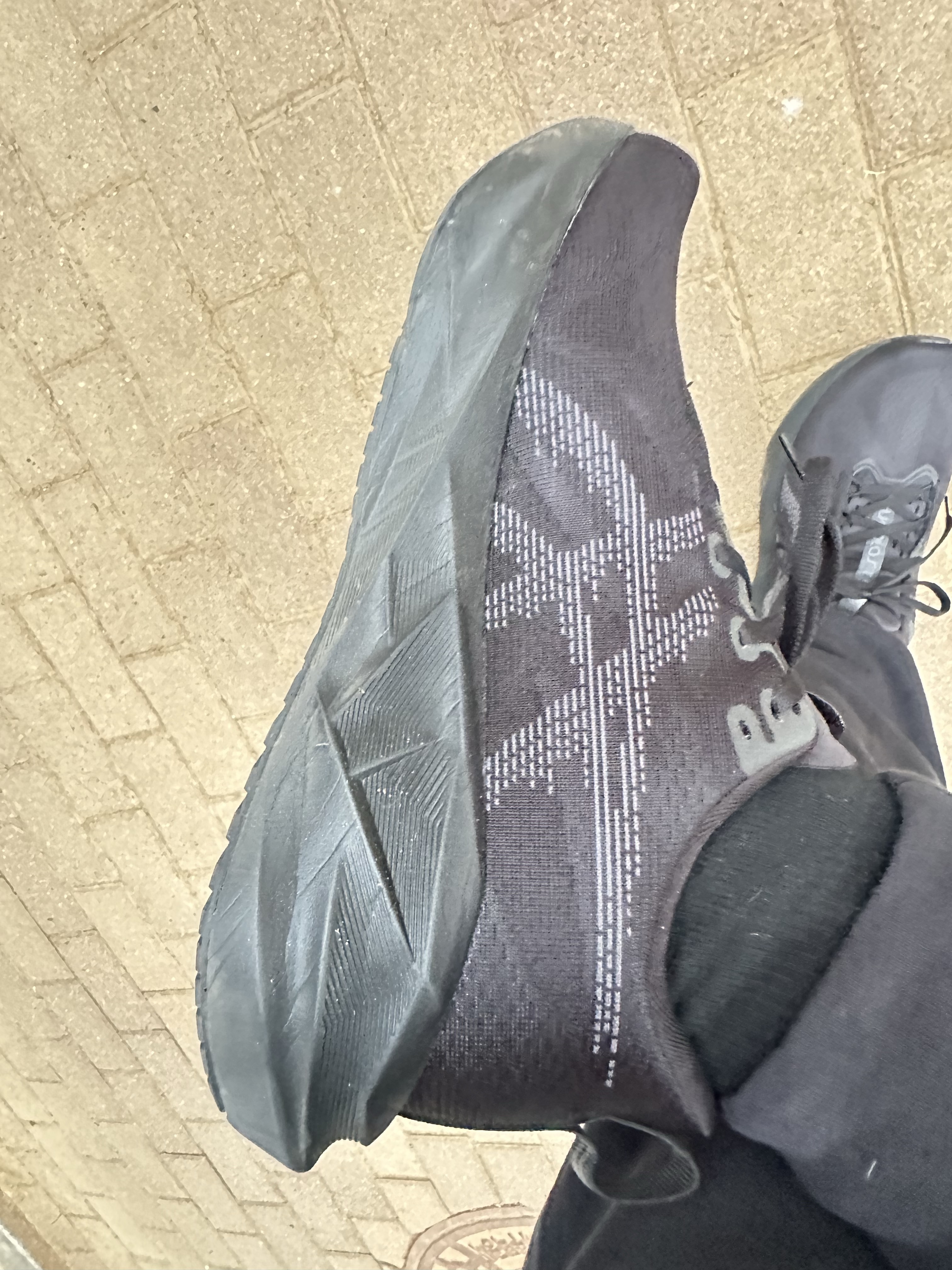 Asics Novablast 5 Black Carrier Grey 착용 스타일
