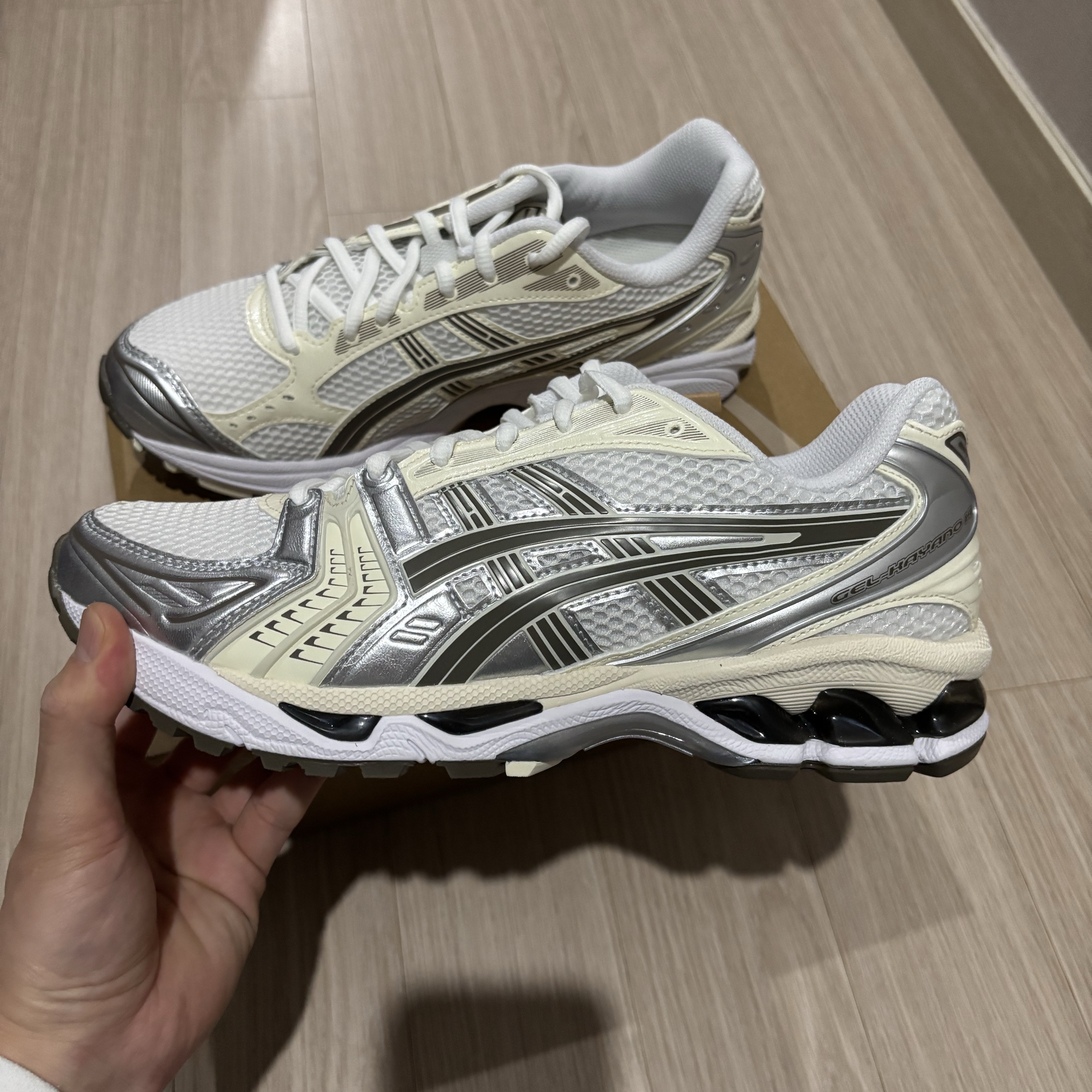 Asics Gel-Kayano 14 White Ivory 착용 스타일 - 2
