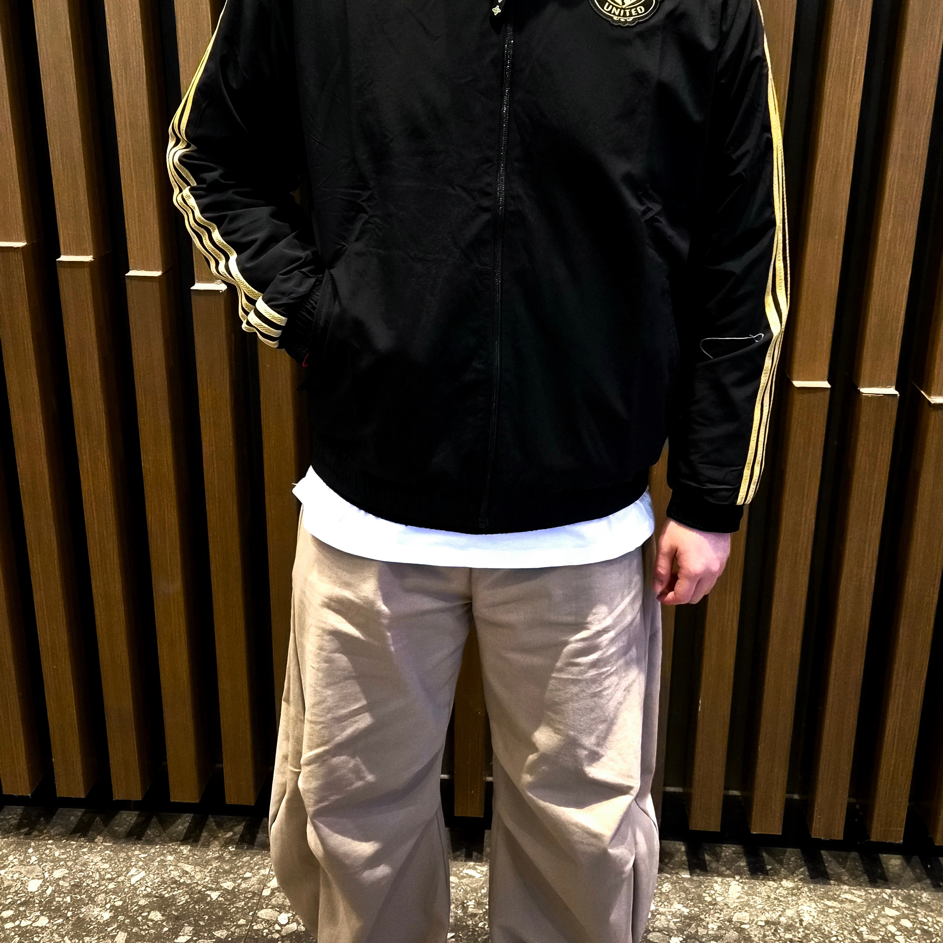 Adidas Manchester United Cultural Story Reversible Jacket Black Better Scarlet - KR Sizing (Non Marking Ver.) 착용 스타일