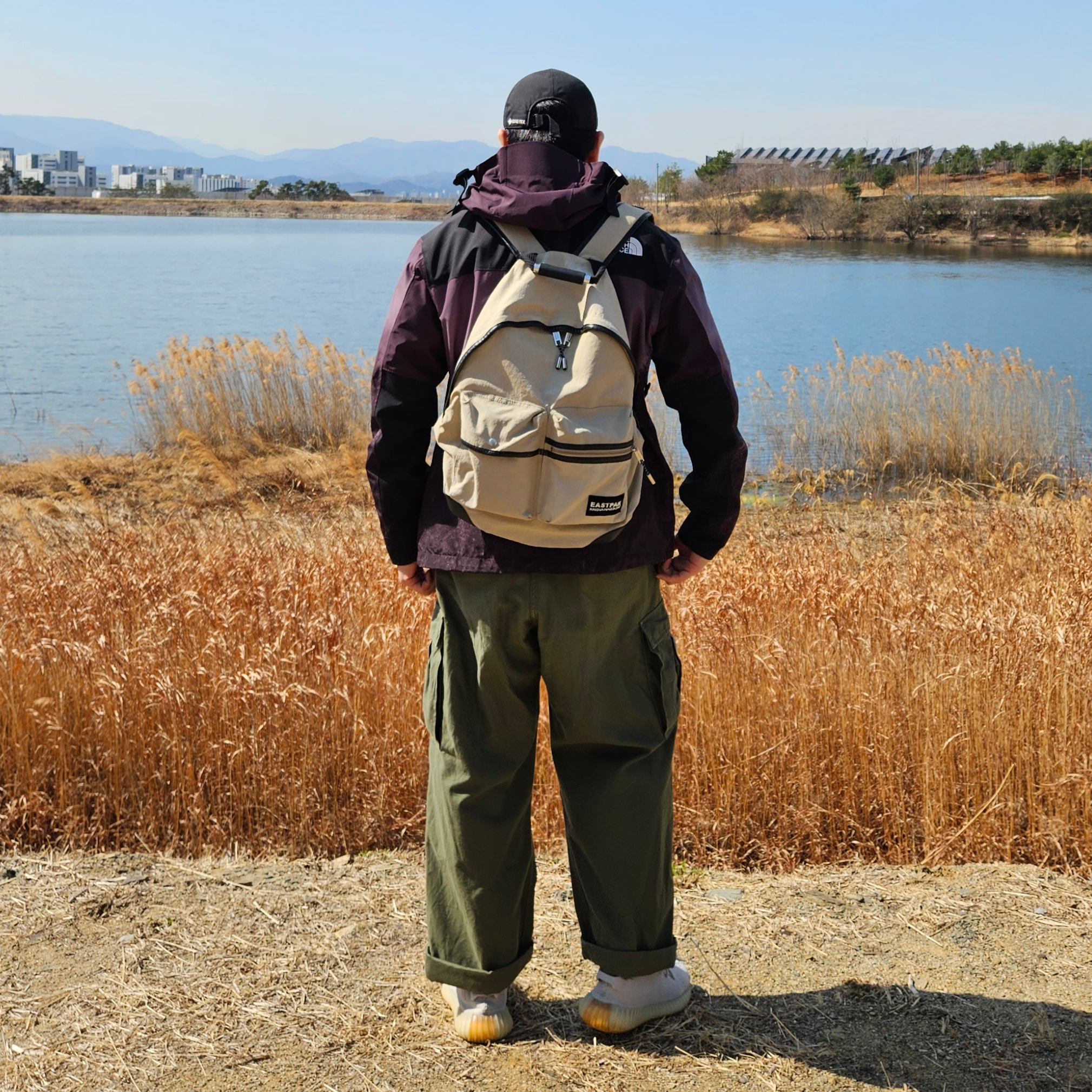 The North Face GTX Ball Cap Black, Samsung Galaxy Buds3 Pro Silver 착용 스타일 - 2