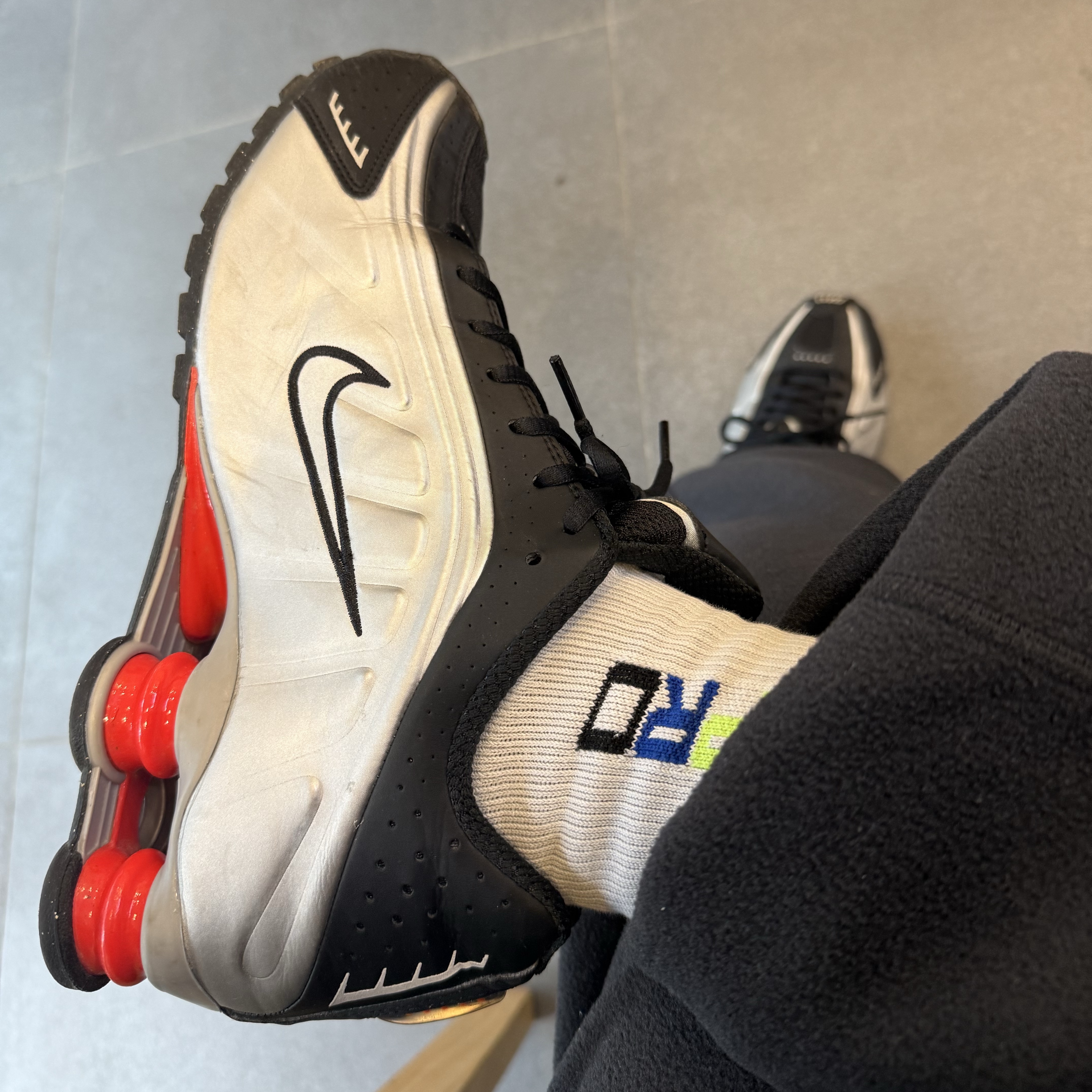Nike Shox R4 Black and Metallic Silver 착용 스타일