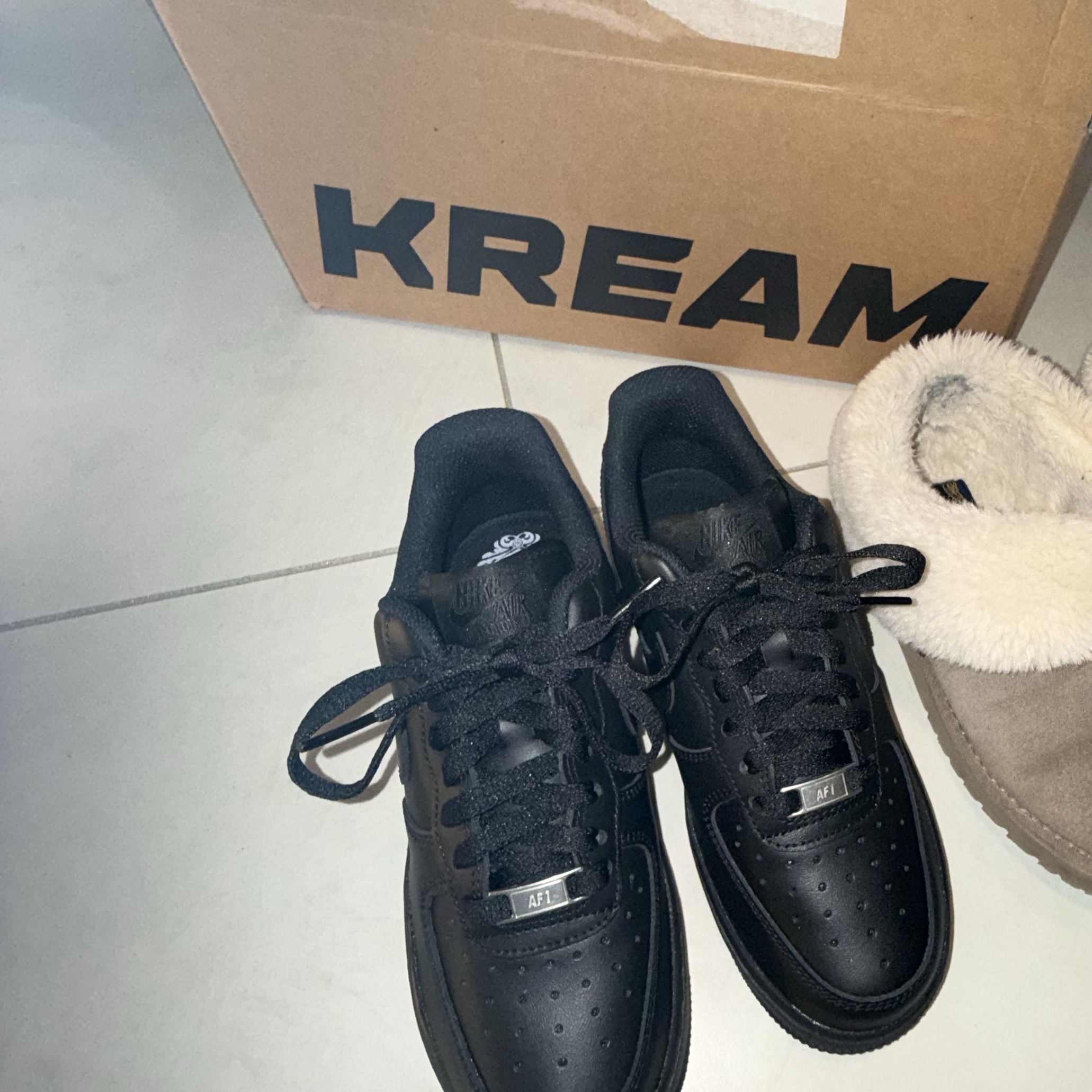 (W) Nike Air Force 1 '07 Low Triple Black 착용 스타일