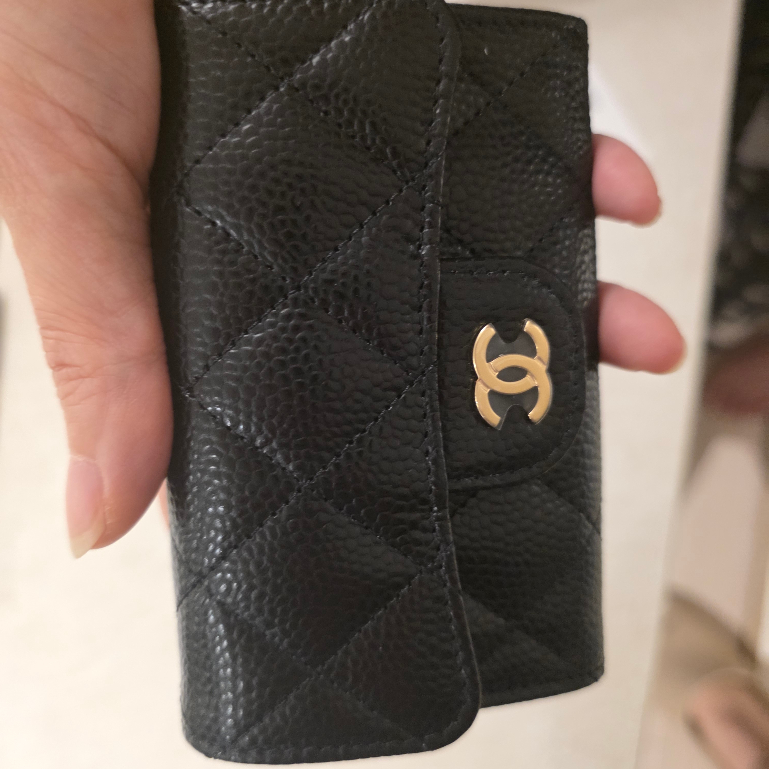 Chanel Classic Card Holder Grained Calfskin & Gold Black 착용 스타일