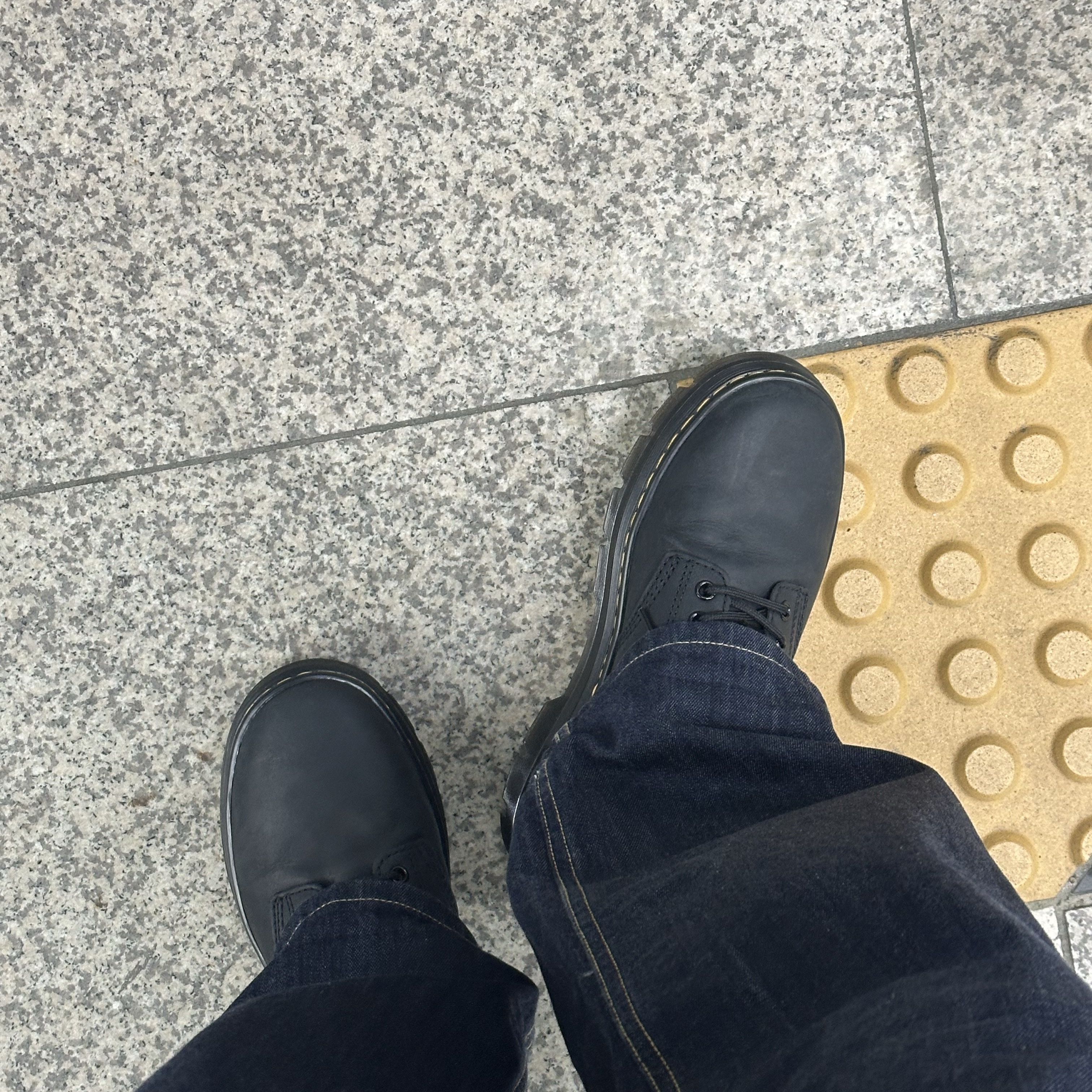 Dr. Martens Reeder Wyoming Leather Utility Shoes Black 착용 스타일 - 2