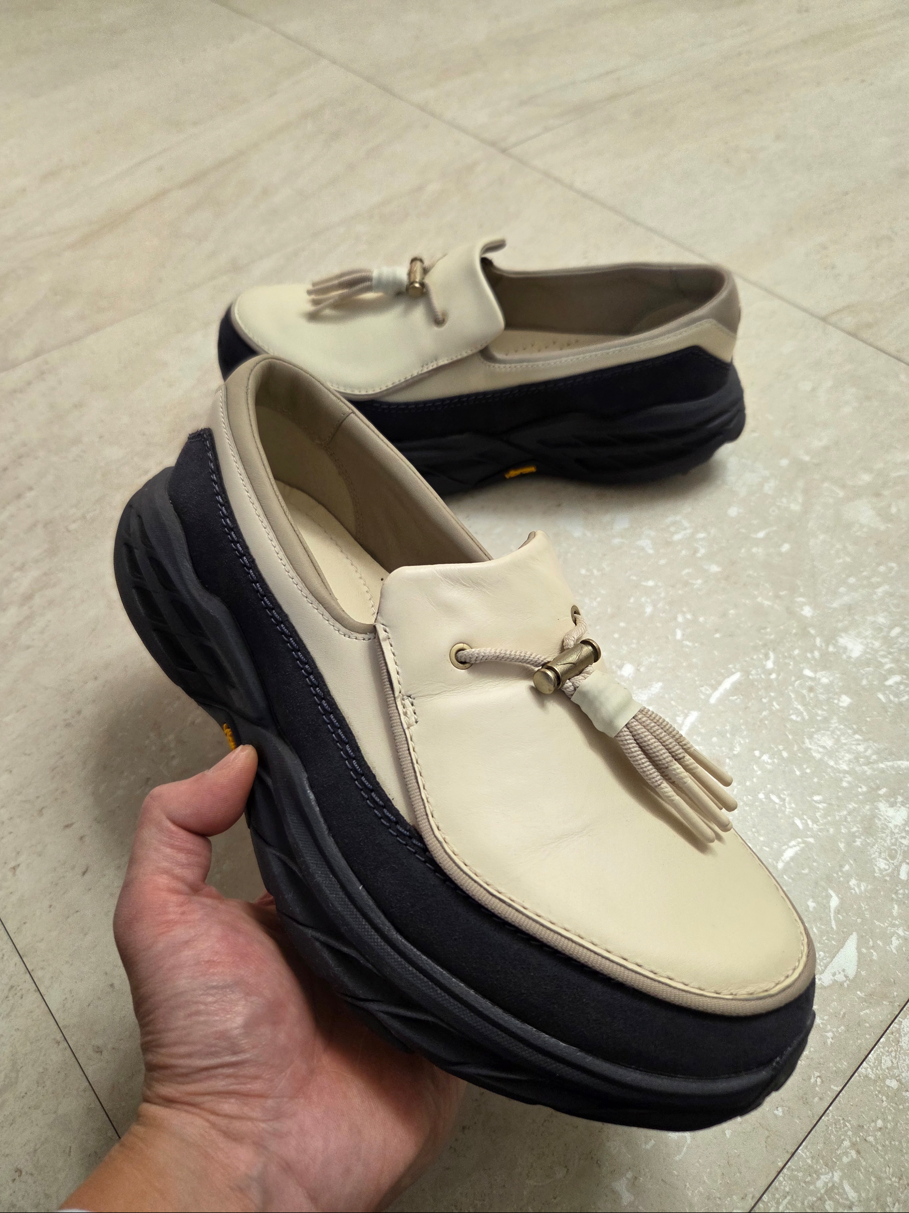 Hoka Speed Loafer Birch Charcoal Grey 착용 스타일