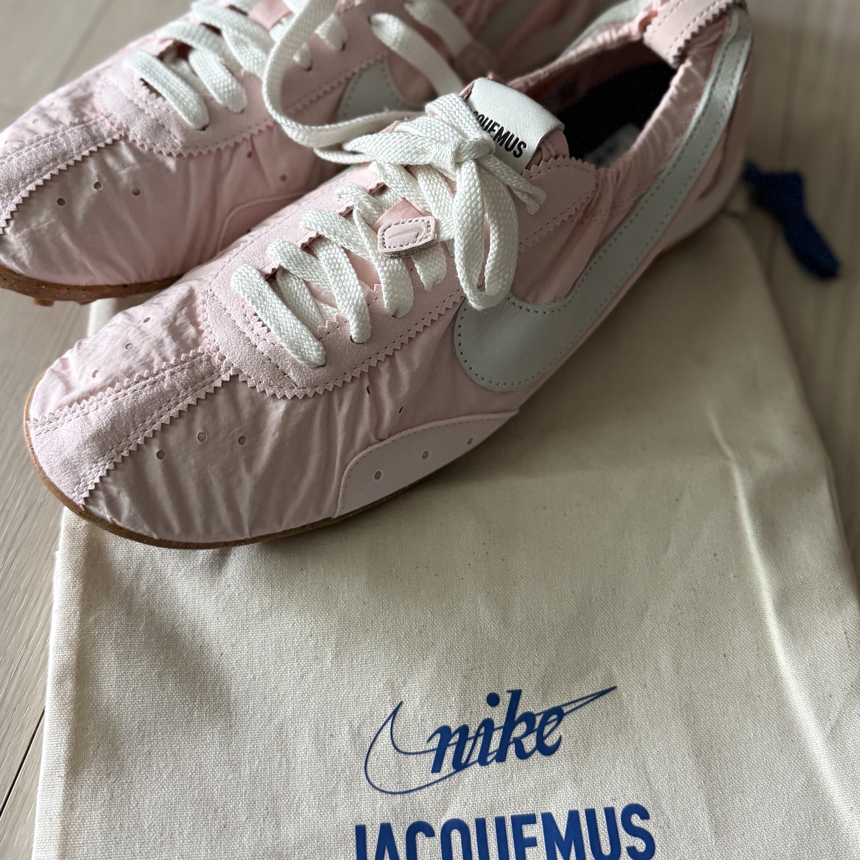 Nike x Jacquemus Moon Shoe SP Aluminum Pink Sail 착용 스타일