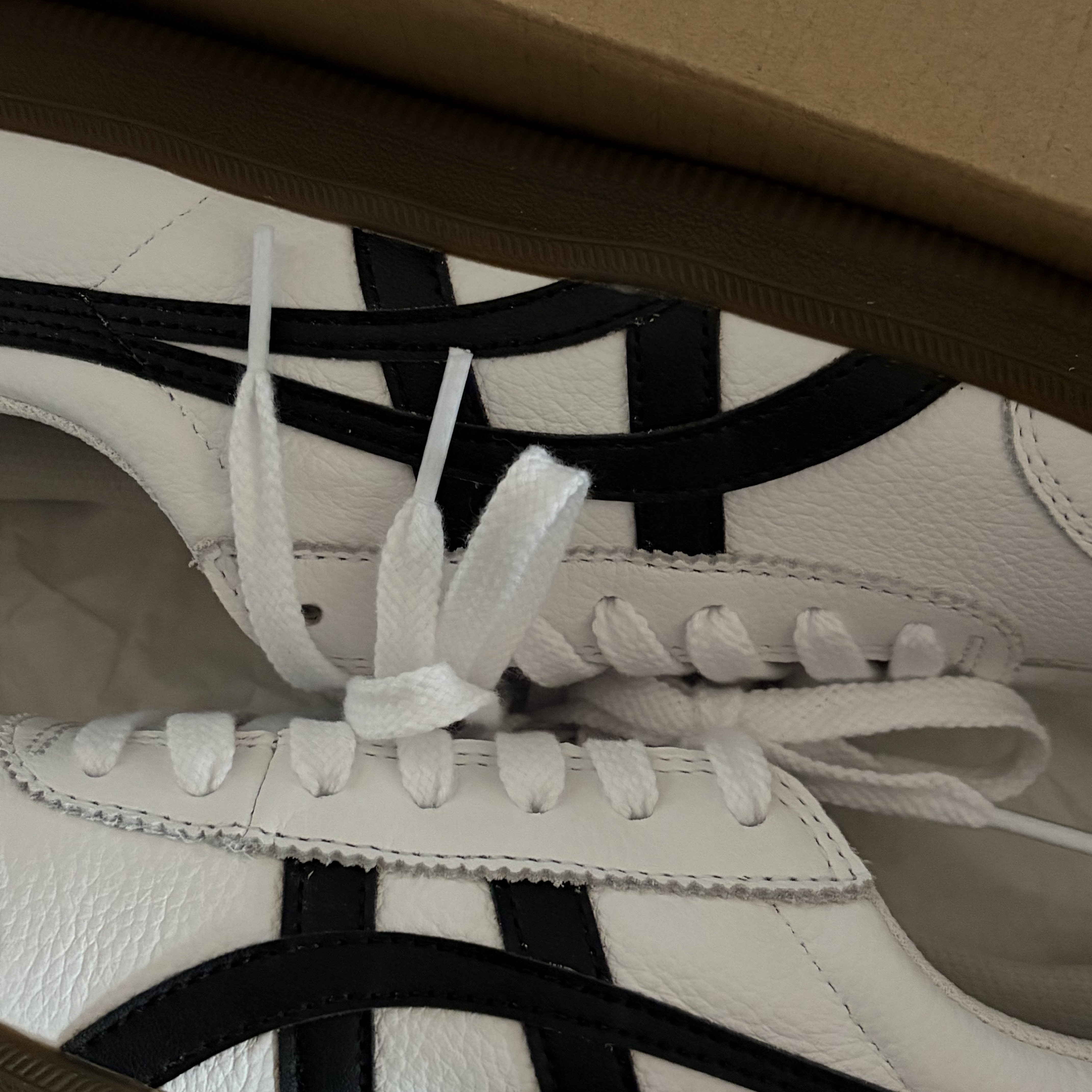 Onitsuka Tiger Advanti Cream White Black 착용 스타일