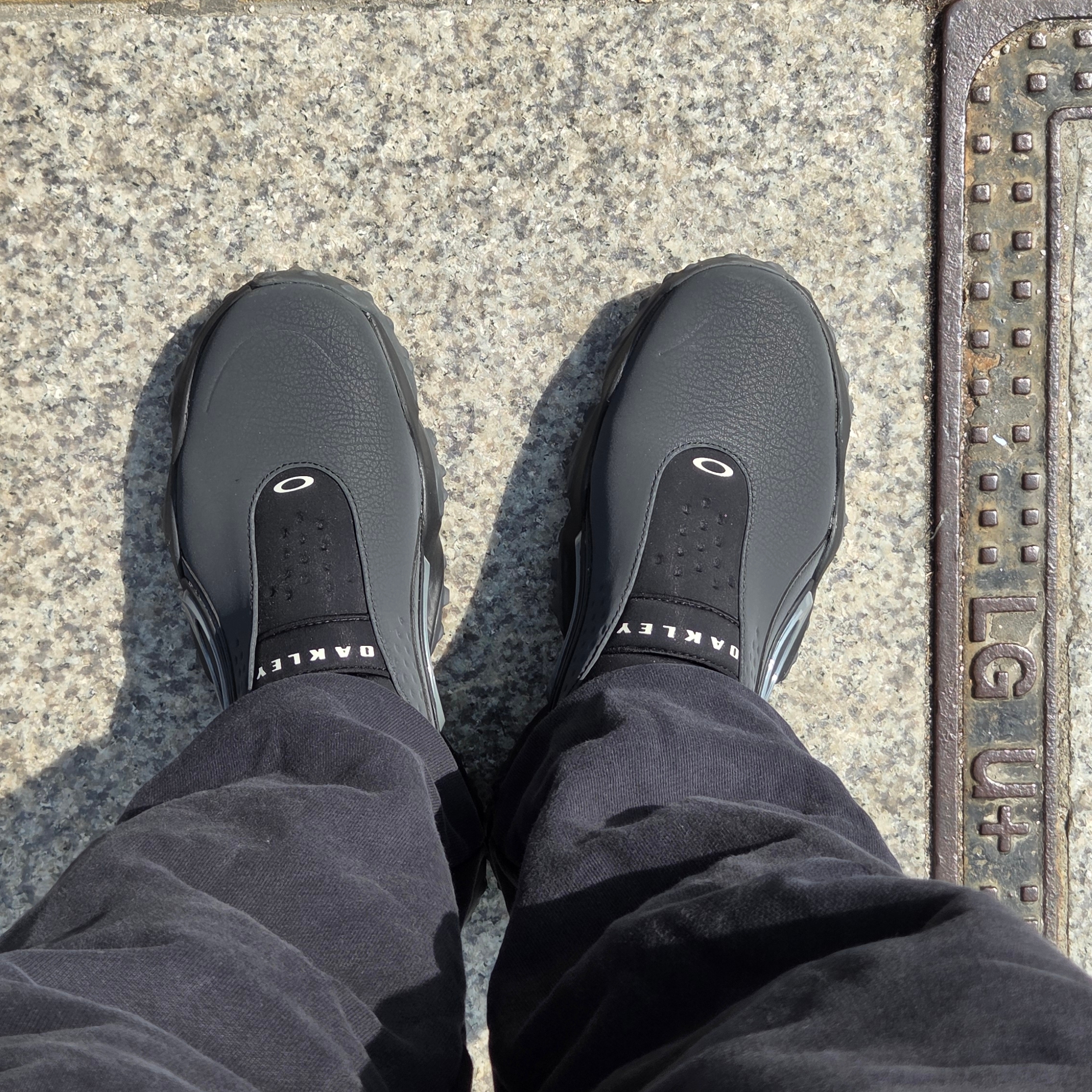 Oakley Edge Icon Blackout 착용 스타일