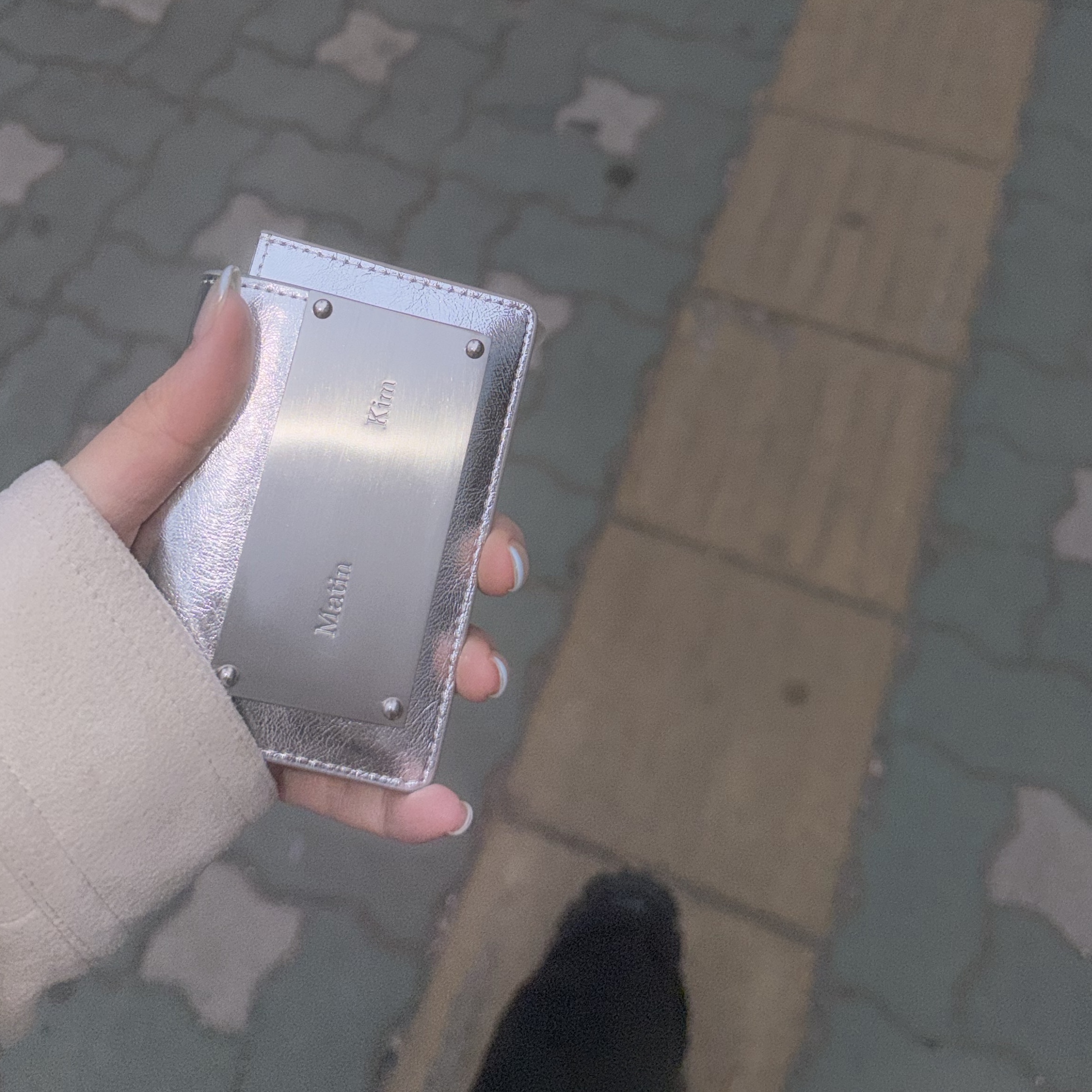 Matin Kim Accordion Wallet Silver 착용 스타일