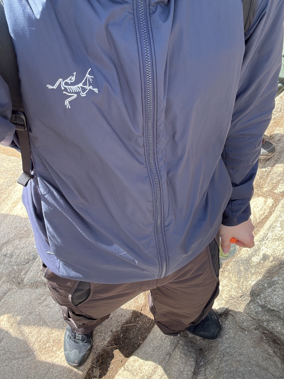 Arc'teryx Atom Hoody Black Sapphire, Sansan Gear Covering Pocket Pants V2 Dark Brown 착용 스타일 - 3