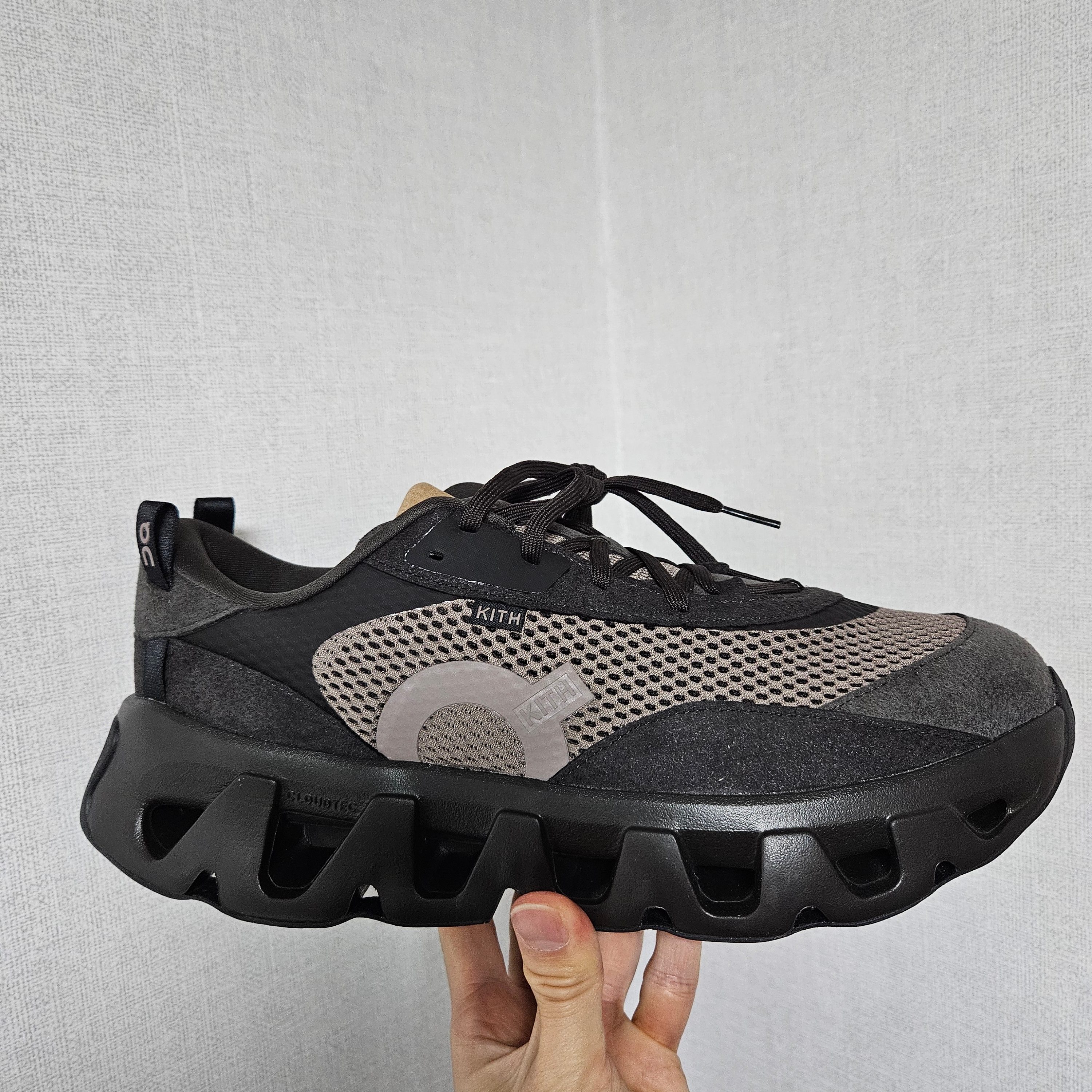 On Running x Kith K-Tech 2 Thorn Ganache 착용 스타일 - 2